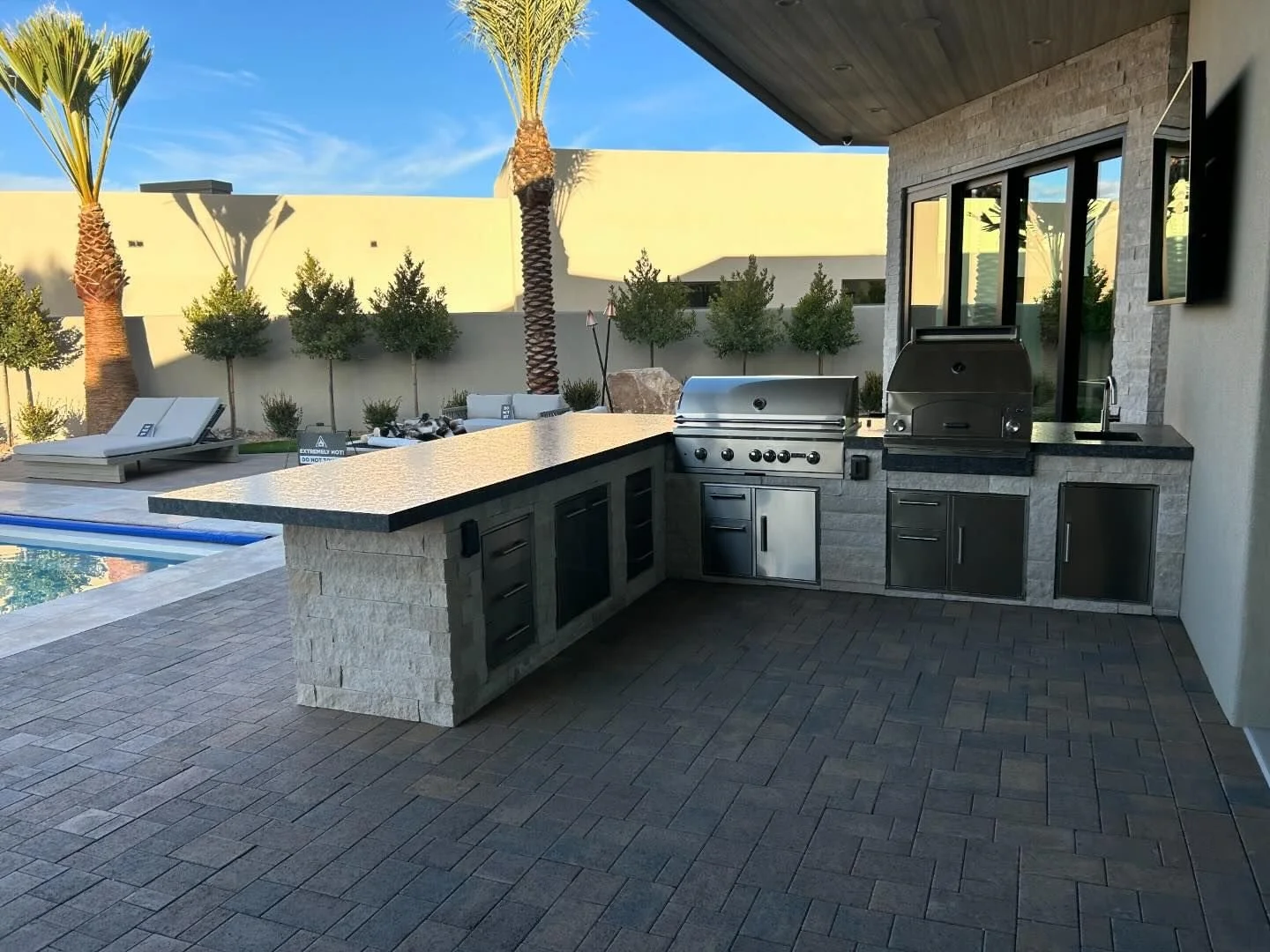 Renaissance Fabrication's outdoor BBQ grills with Granite Countertops