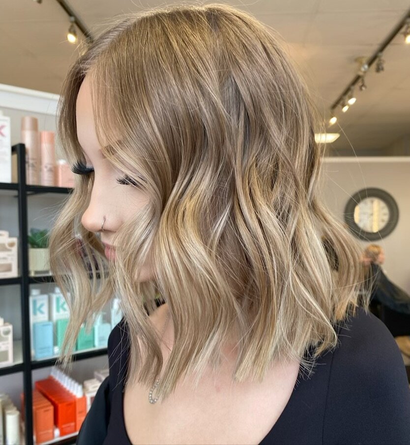 Alyssa nailed this bob! 🫶🏻
Make sure to get your spring hair booked in, spots are booking up fast! 🌸