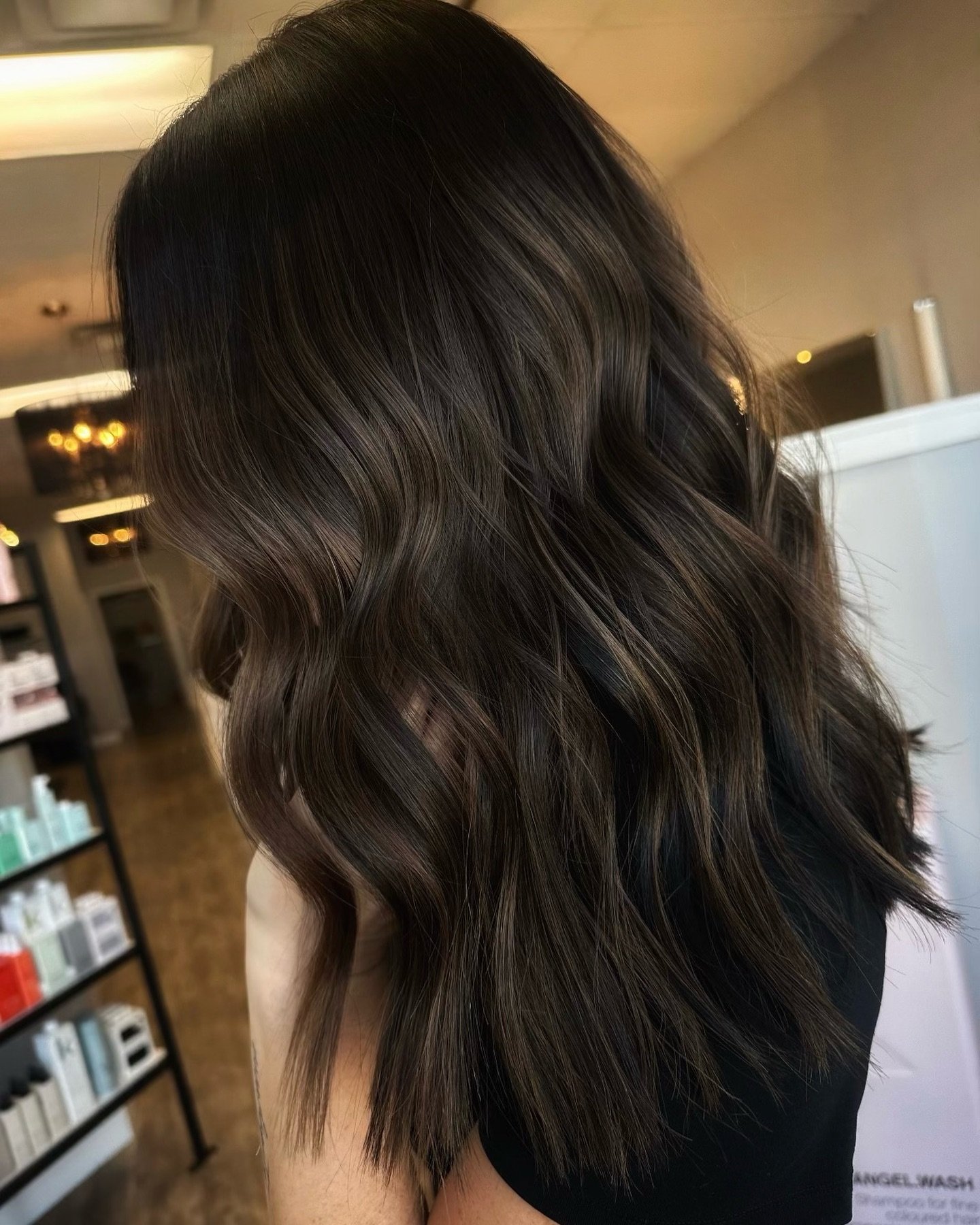 Brunettes are taking over the world! 🤎
This dimensional brunette is absolutely stunning!