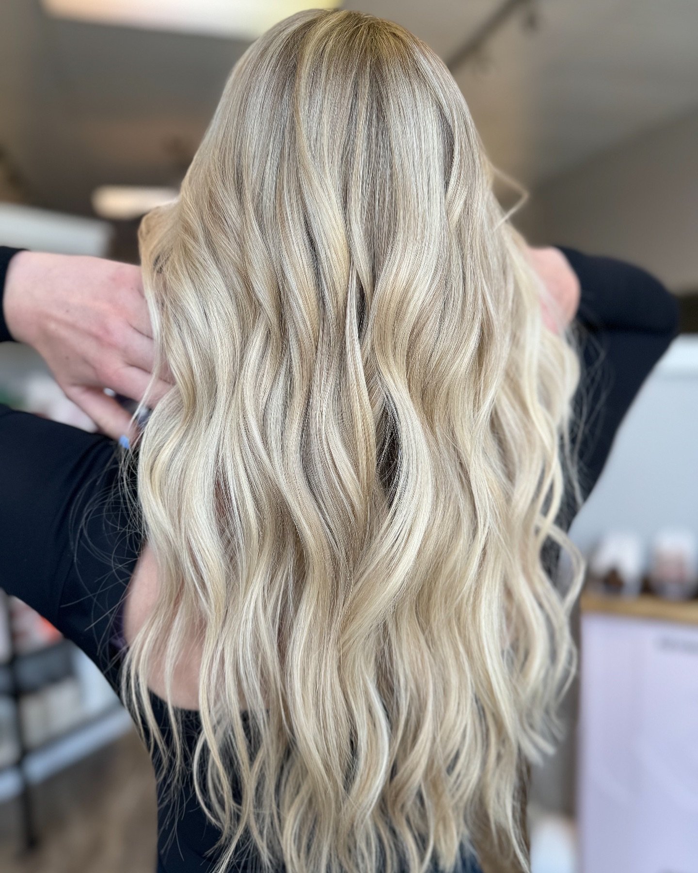 Swooning over this hair! 💛 
Hair by @hairwithnicoler