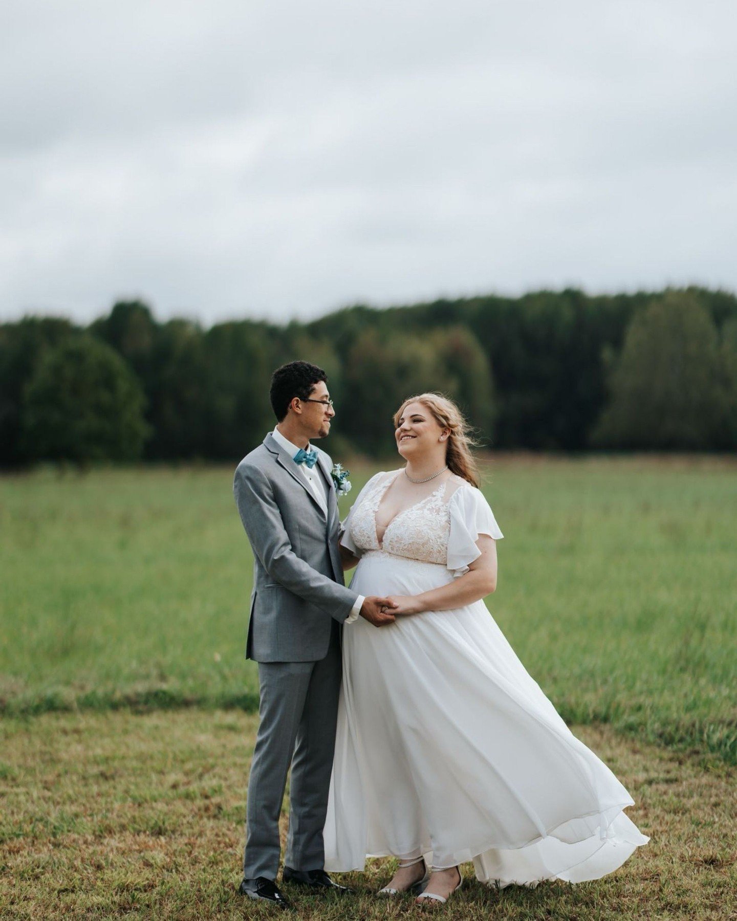 If the beautiful wedding vibes don&rsquo;t sell you, can we interest you in the cutie dog and awesome old timey car in the 2nd photo? 🚗✨