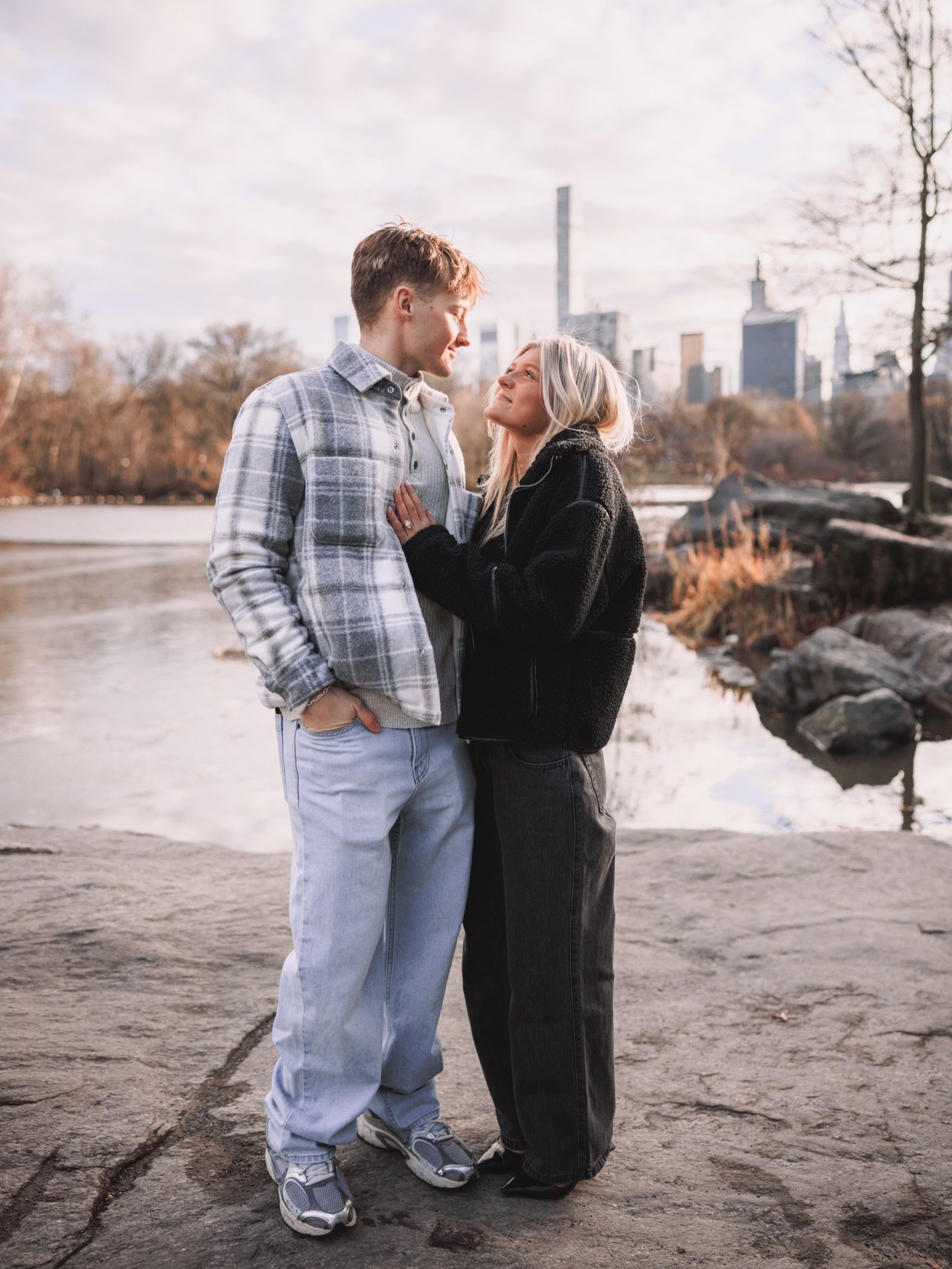 Catching the sunset and glimpses of love in Central Park with J &amp; M! Congrats to the happy couple! 💍🌇
.
.
.
#nycengagement #nycengagementphotographer #nycproposal #nycweddingphotographer #nycweddingplanner