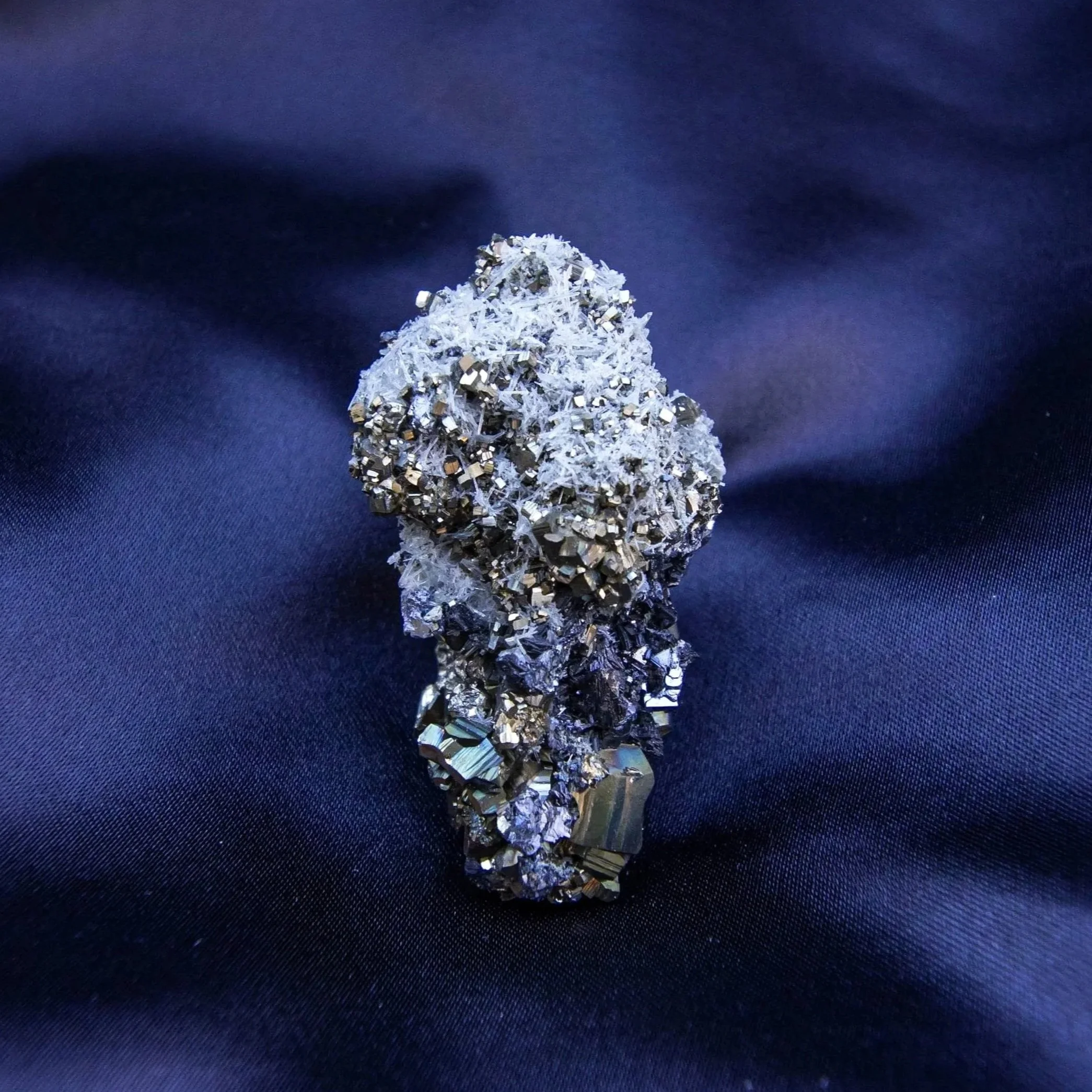 mixed mineral made of quartz, pyrite