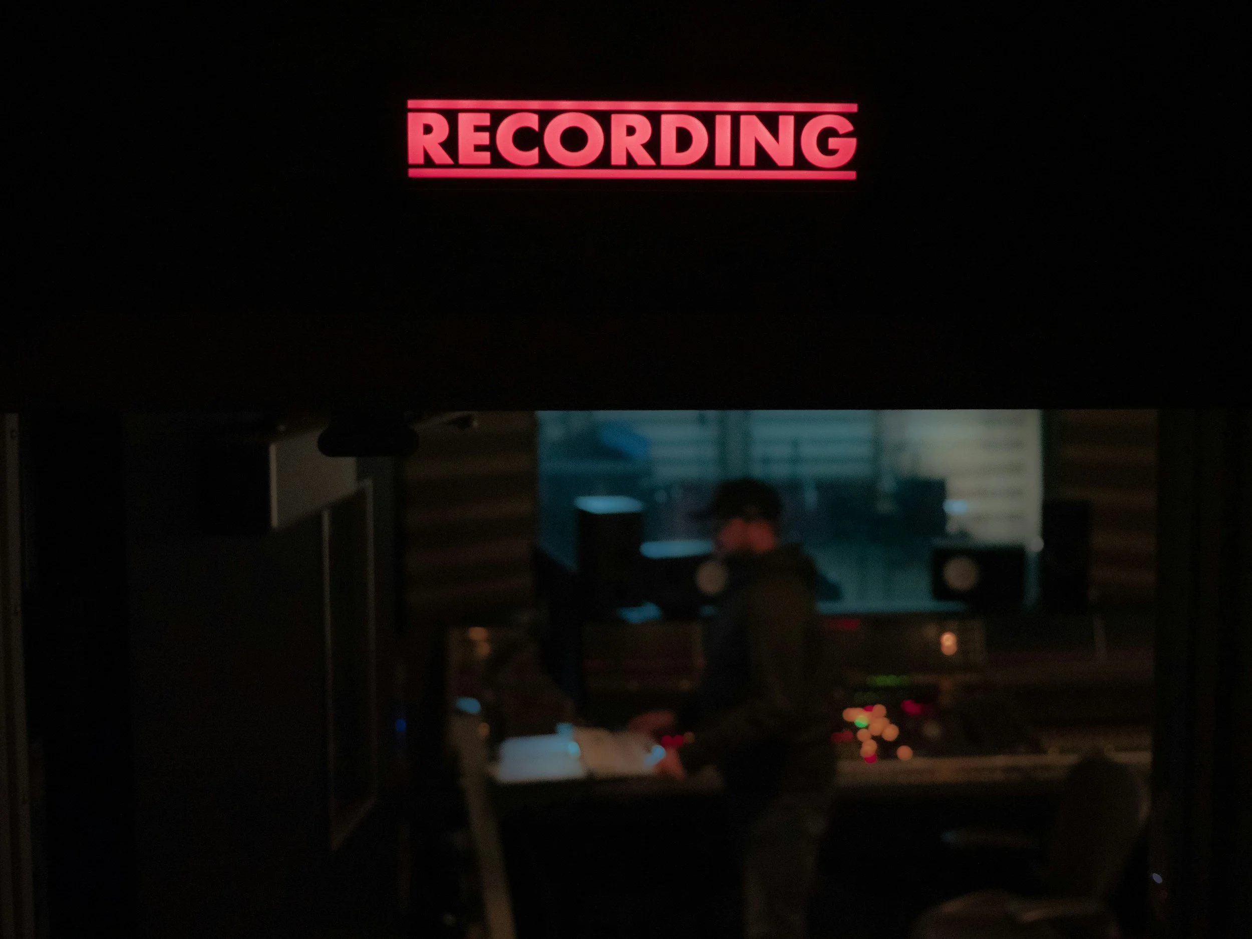 Synchronization analysis of the new “woke” Snow White