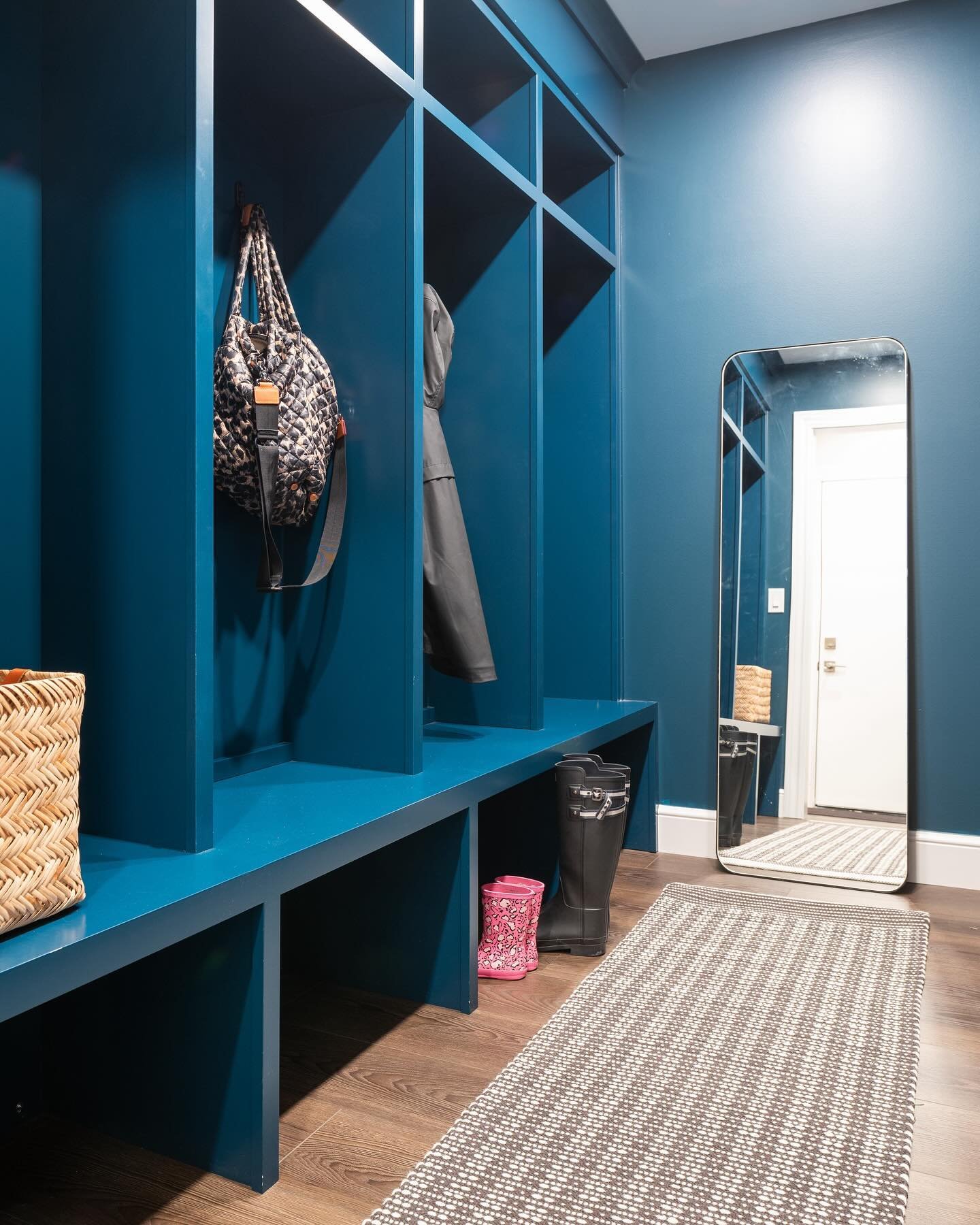 Spring weather calls for mudroom makeovers! 

From practicality to personality, we&rsquo;ve got you covered. We&rsquo;re all about bringing a little sunshine indoors! 

📸: @tonyhughesphoto 

#SpringRefresh #MudroomMakeover #BringingTheOutdoorsIn #Te