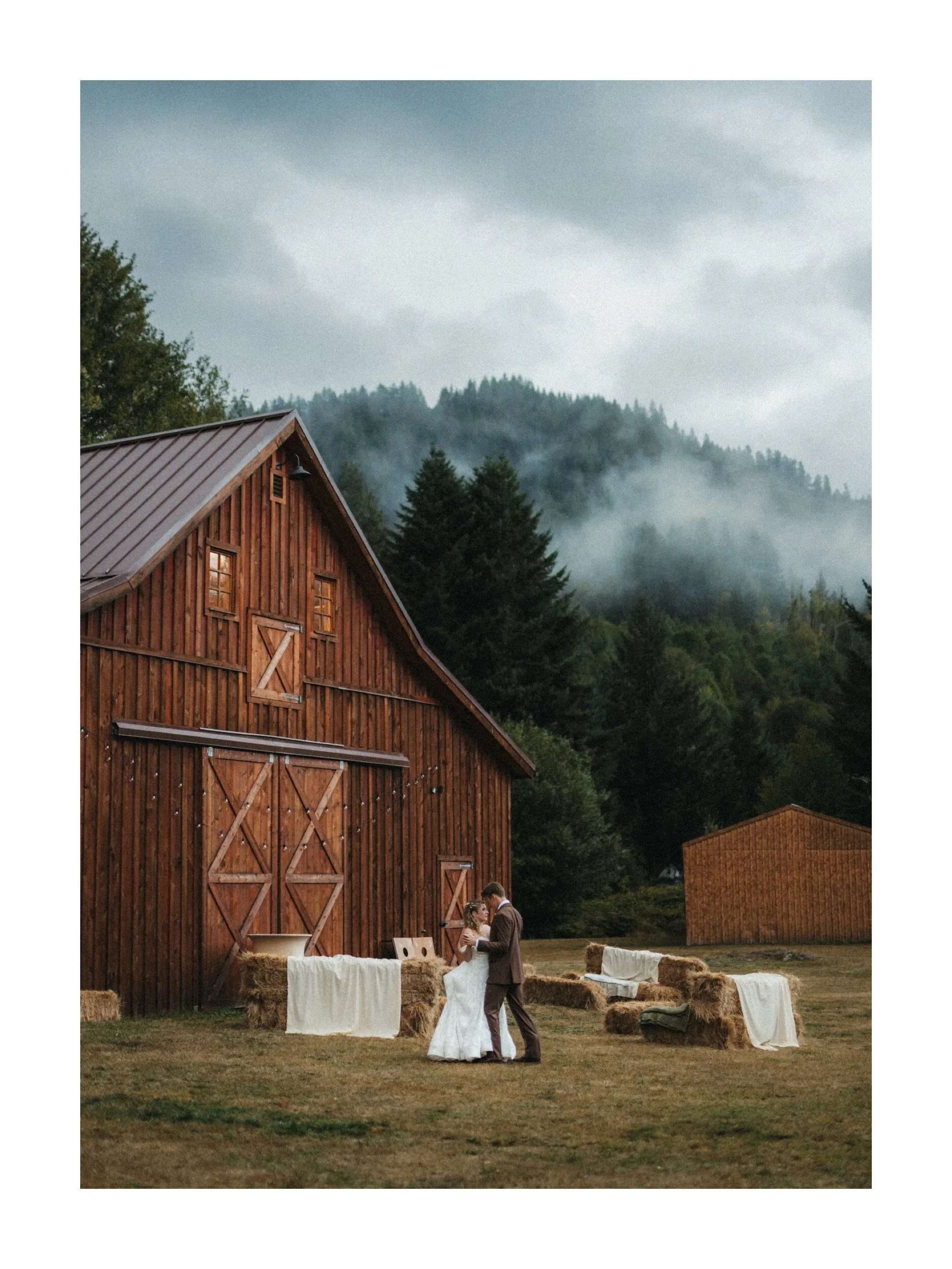 A little rain made Jayce &amp; Dale&rsquo;s wedding feel even more romantic 🤍

They had such a sweet, intimate day in Myrtle Point at a beautiful barn surrounded by nature. It felt really personal, and they were so much fun to spend the day with.

W