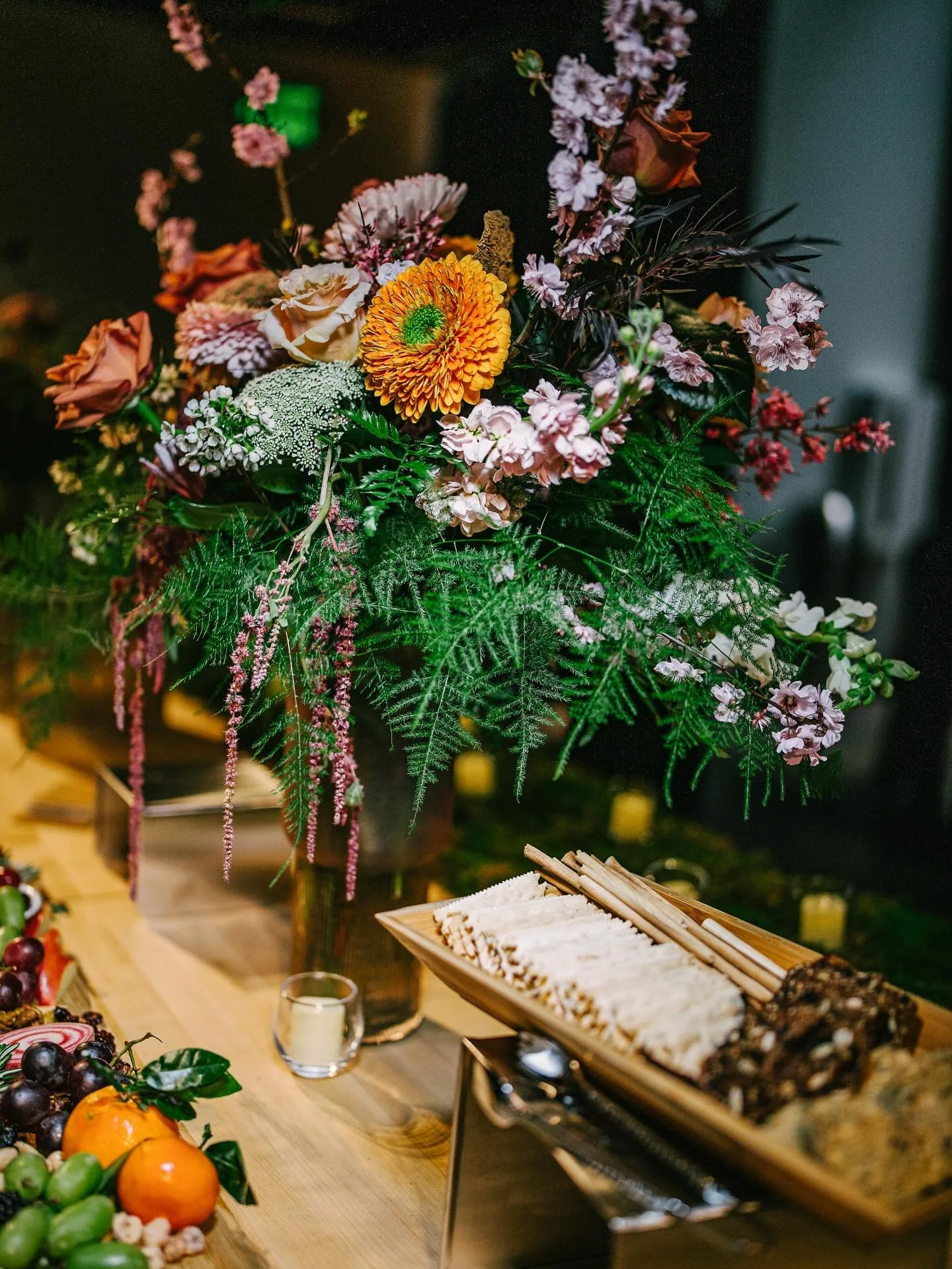 Details appreciation post from our @esrfamily tasting a few months ago 🤌
Photo: @jerometsophotography 
#events #seattle #eventvenue #tasting #food #floral