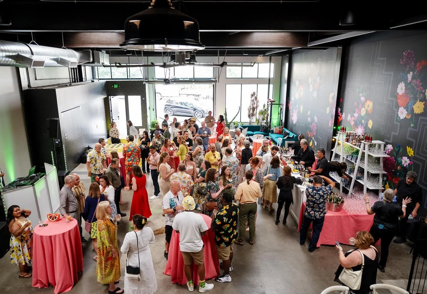 The juice was definitely worth the squeeze for the C+C 20th Anniversary Party!🍊Congrats on two decades of being in business, thanks for choosing Stone Way Auto to help you celebrate! 
Planner: @meganwithclutchevents 
Catering: @ravishingradishcater