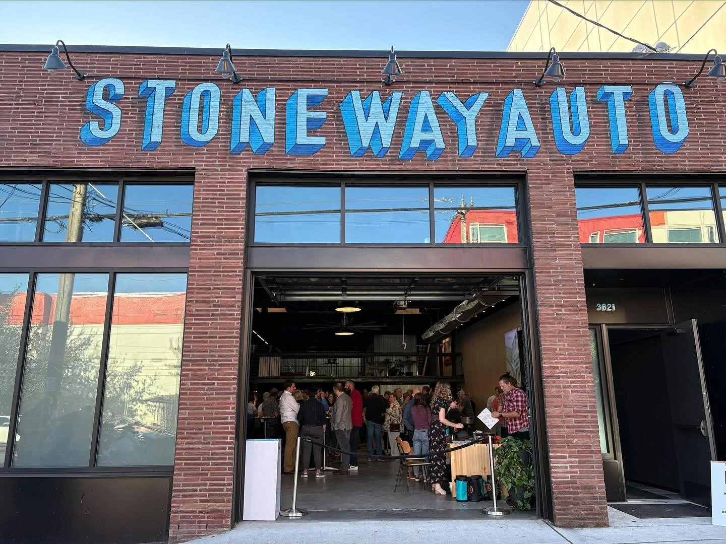 Congrats to @swensonsayfaget on 30 years of being in business! SSF was involved in the making of Stone Way Auto and it was great having them back in the space in a different capacity🎉
#seattle #architecture #event #venue