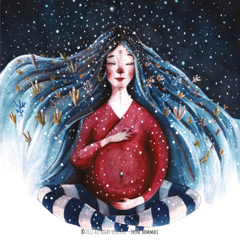 Una donna incinta con lunghi capelli blu avvolti da foglie e fiocchi di neve, che sorride con occhi chiusi, indossa un vestito rosso, seduta con le gambe incrociate, in un paesaggio di neve.