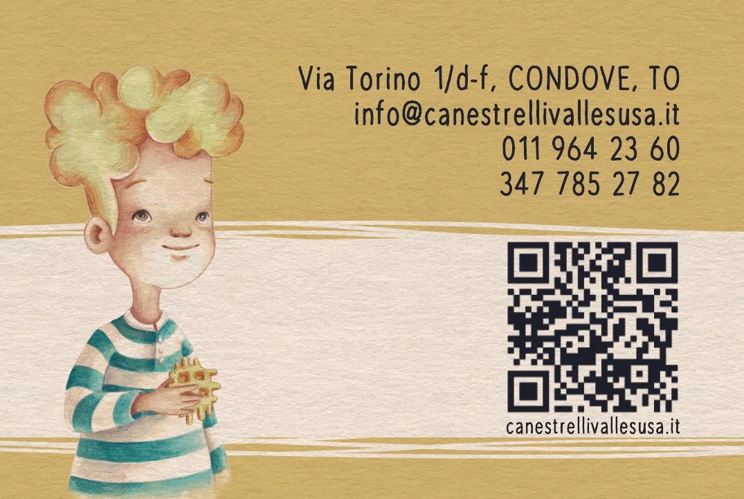 Biglietto da visita con un'illustrazione di un ragazzo con capelli gonfi color albicocca e maglietta a righe blu e bianca, che sorride e tiene delle frittelle, e contiene indirizzo, email, numeri di telefono, codice QR e sito web.