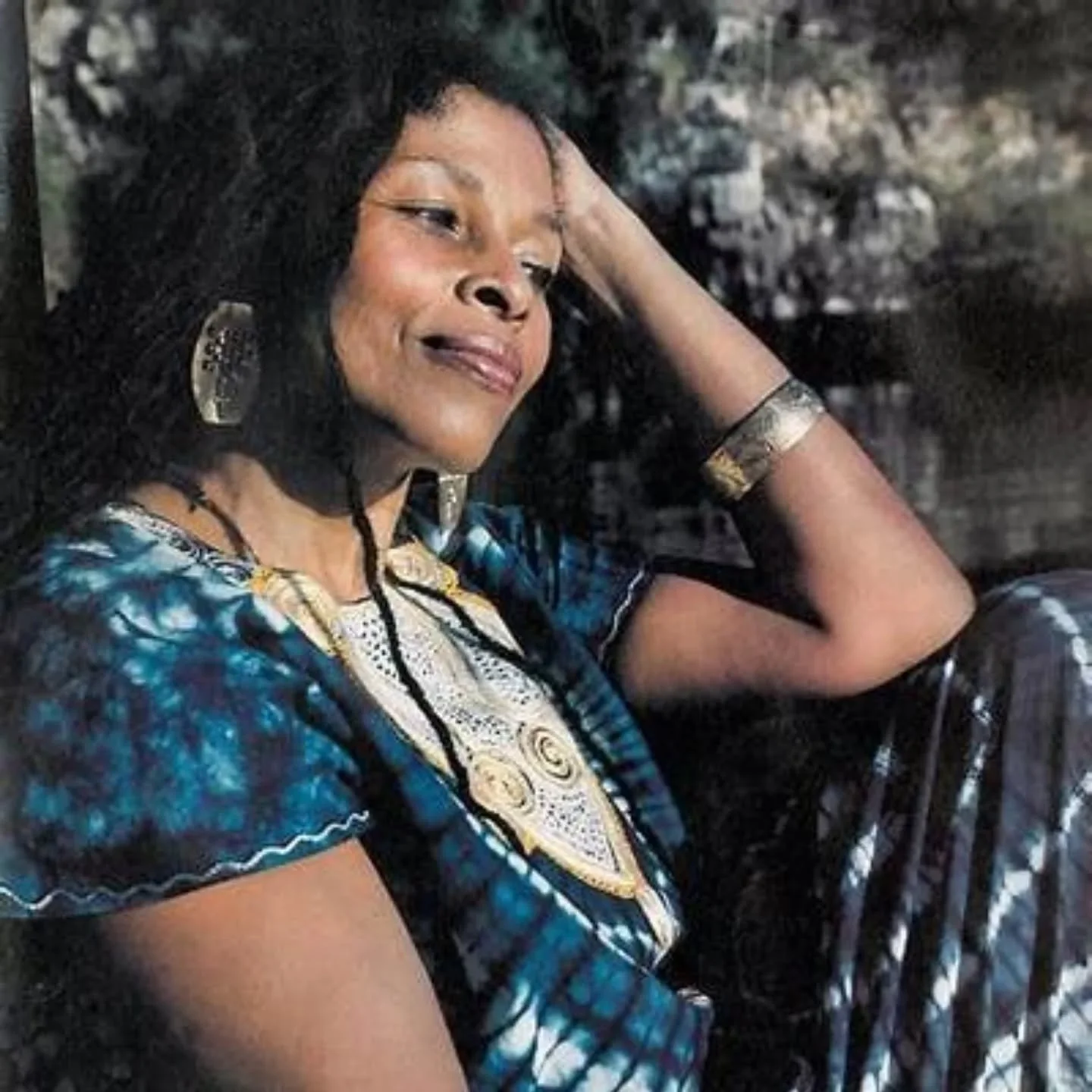 @words_of_women Assata Shakur is a former member of the Black Liberation Army (BLA). In 1977, she was convicted for the murder of New Jersey State Trooper Werner Foerster, though she has consistently maintained her innocence, claiming she was targete