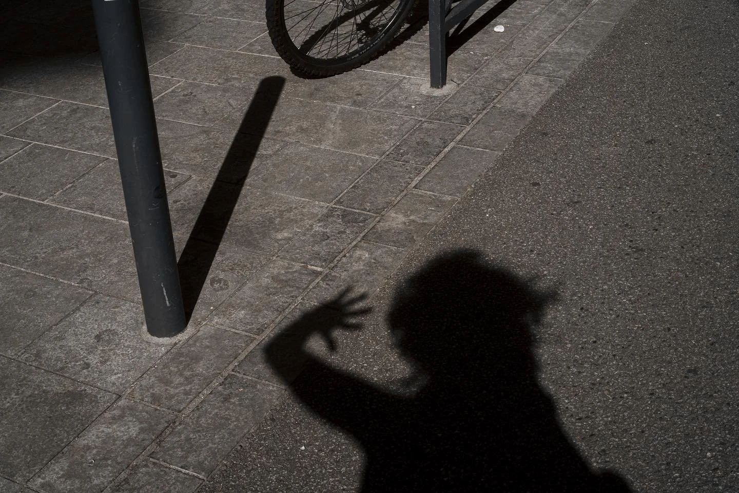 "Autoshadow" est une s&eacute;rie photographique en cours dans laquelle j'ai souhait&eacute; explorer la connexion entre l'individu, et son ombre. 

&Agrave; travers des lieux divers un peu partout dans le monde, j'ai essay&eacute; de captu