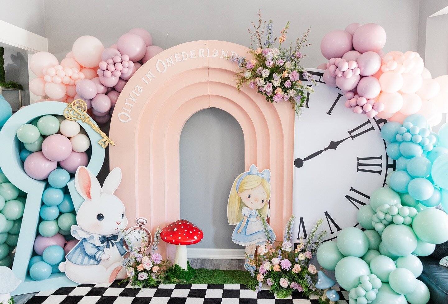 Happy Easter everyone! 🐇✨ another look at One of the backdrops we created yesterday for Olivia&rsquo;s first Golden Birthday captured beautifully by @kendralauck 🥰

Cut-outs by @allegra.edenprairie &amp; Signage by @oliveandtwigdesignco 🩷
Design &
