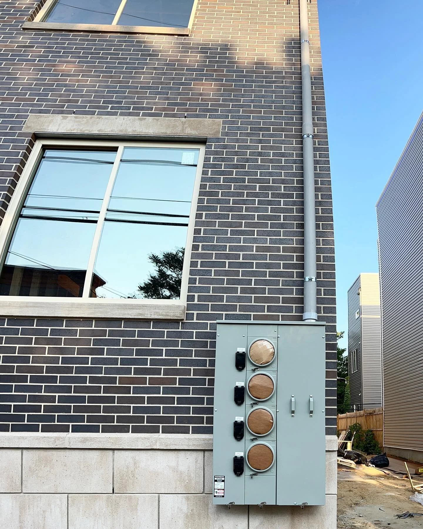 New construction ⚡️ New electrical service 

400 amp 4 gang meter socket installed for a newly constructed triplex apartment building a few blocks from the Philadelphia Zoo

#building #electrician #philadelphia #phillybuilders