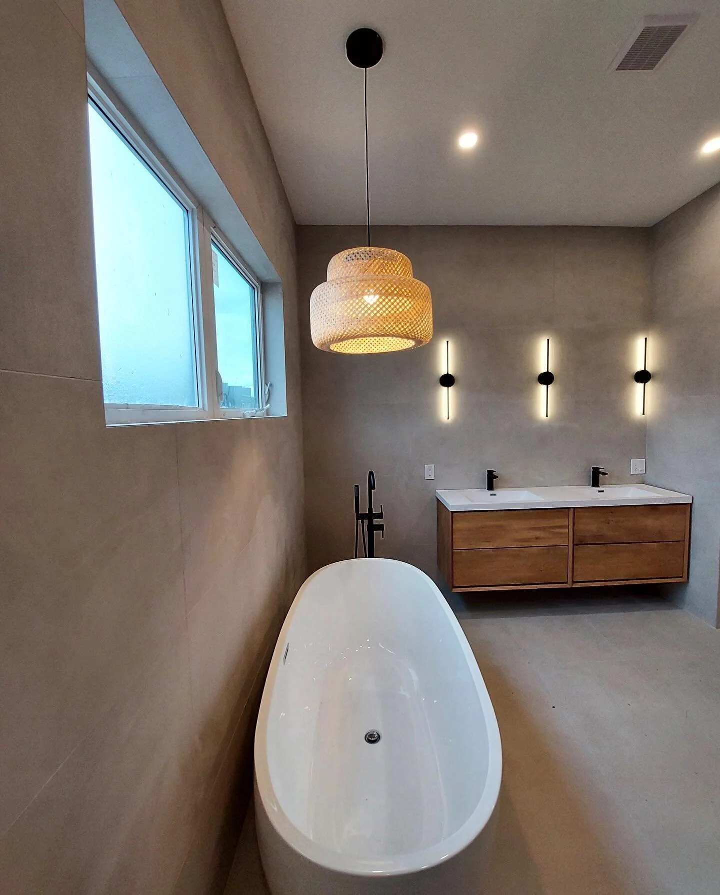 Contemporary bathroom lighting

#phillyelectrician #graduatehospital #weinsteinelectric #spabathroom