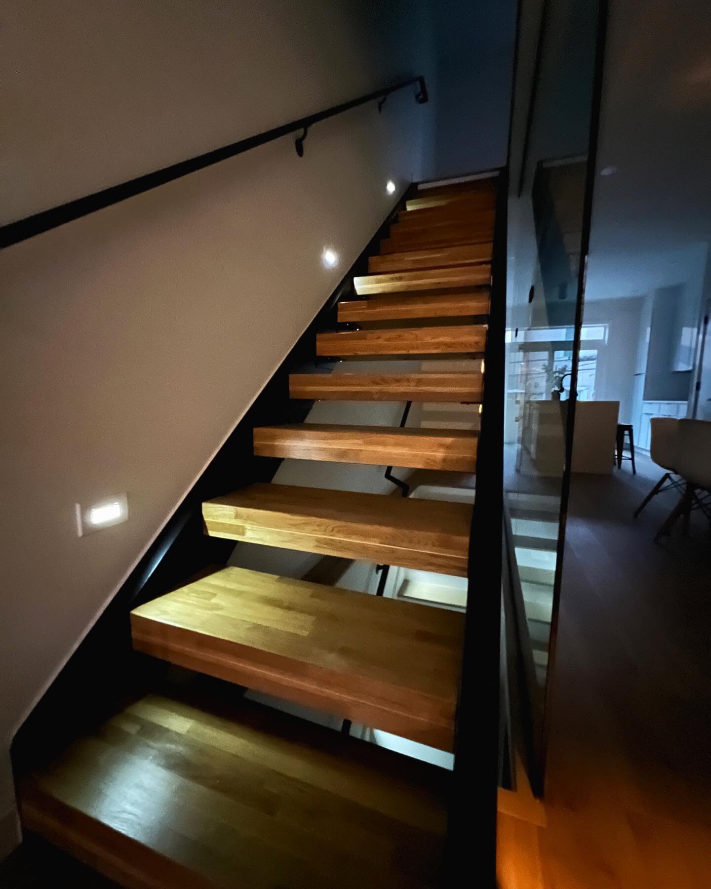 Don&rsquo;t be trippin&rsquo;

Dimly illuminate your stairwell 💡
#stairlighting #electric #makeyourspacebright #weinsteinelectric