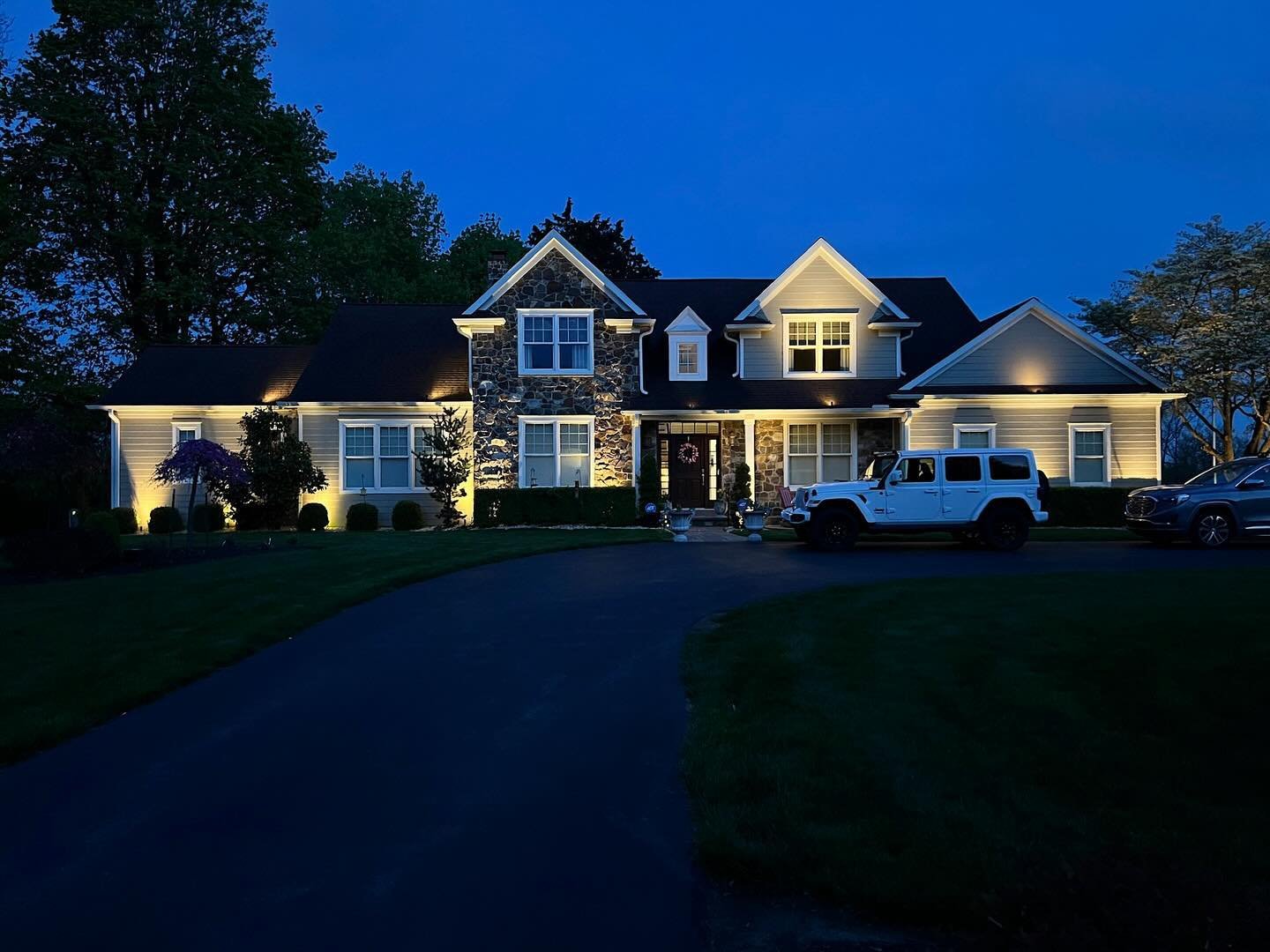 Give your home the curb appeal it deserves with 
decorative landscape lighting 🏠

#uplighting #landscapelighting