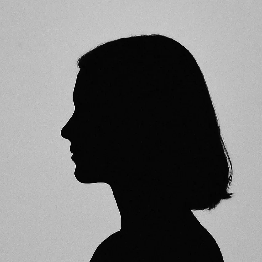 Schwarze Silhouette eines Frauenporträts vor hellem Hintergrund