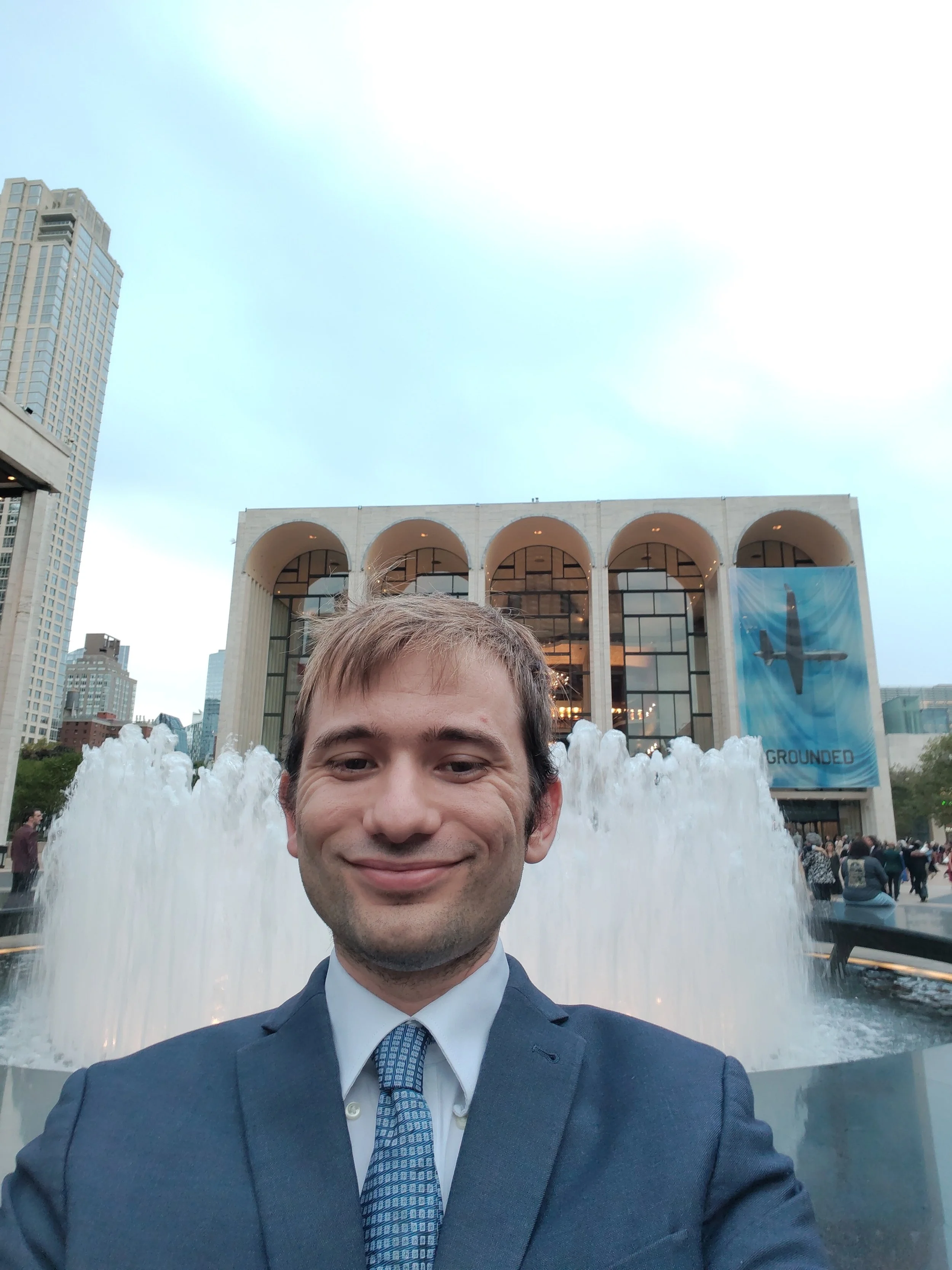 Johannes Fischer vor der New Yorker Metropolitan Opera