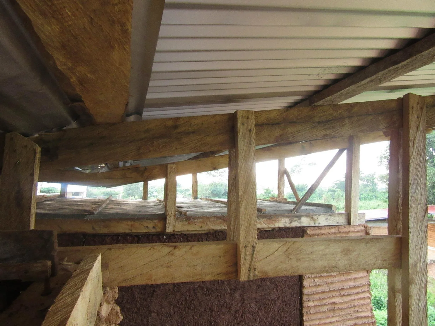 Mudhouse, roof frame and clerestory above a cast-earth wall
