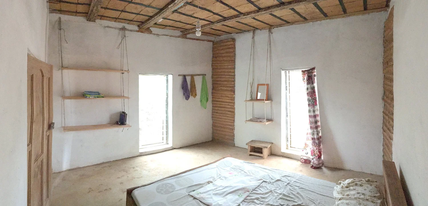 Mudhouse, bedroom with hanging shelves