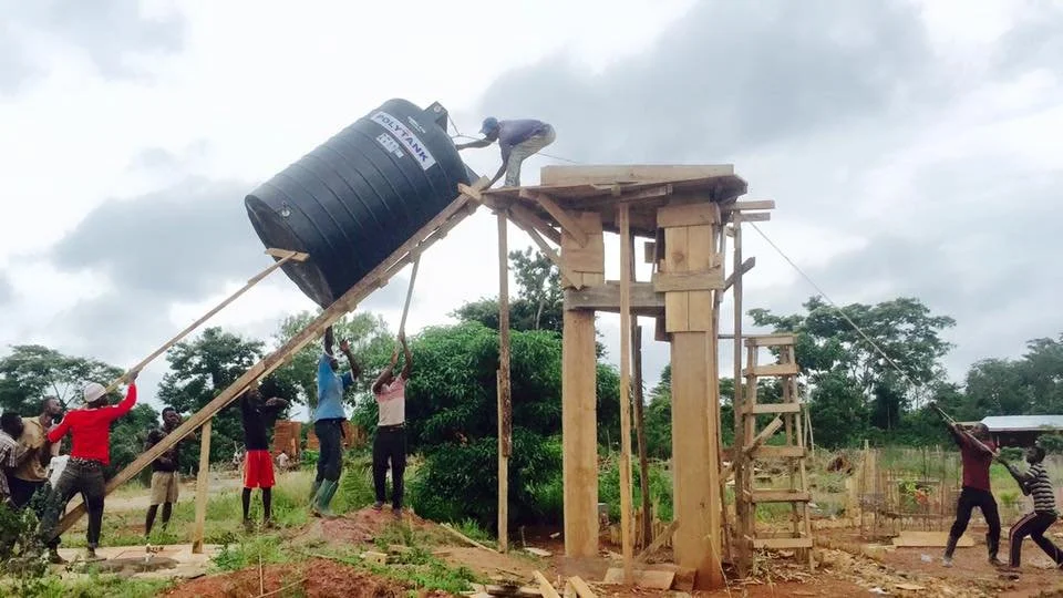 Mudhouse, raising the water tank