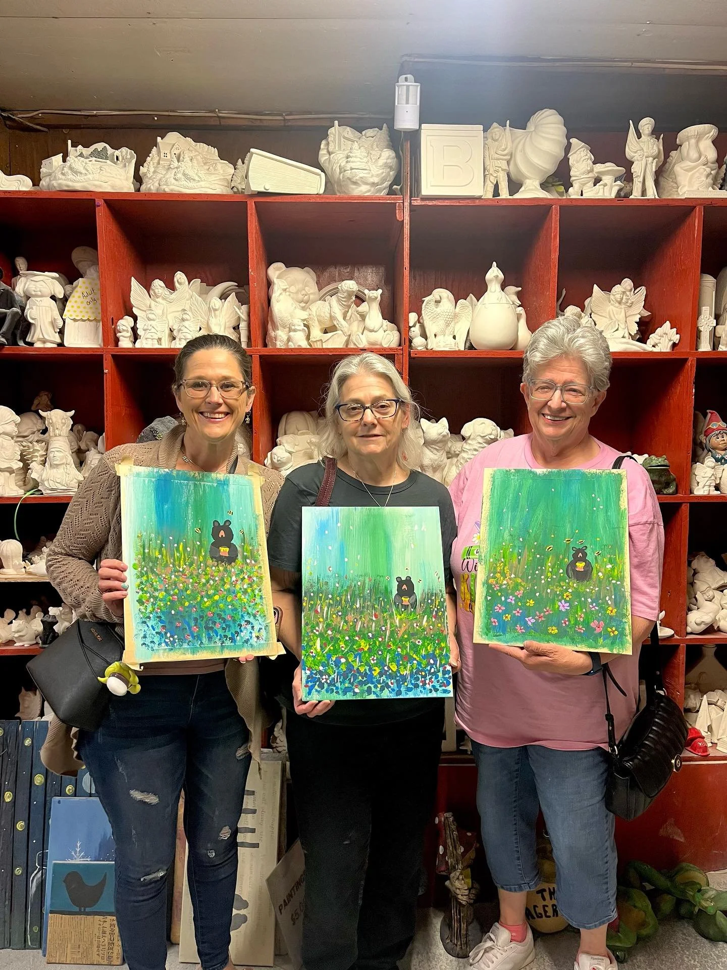 Here&rsquo;s a look at how Friday nights paint and sip went!! Each painting turned out so unique!! Thank you all for a great class! 🐻🍯

#paintandsip #painting #paintingclass #acrylicpaint #518events #bottlesandbrushes #happycraftsbyhailee #honeybea