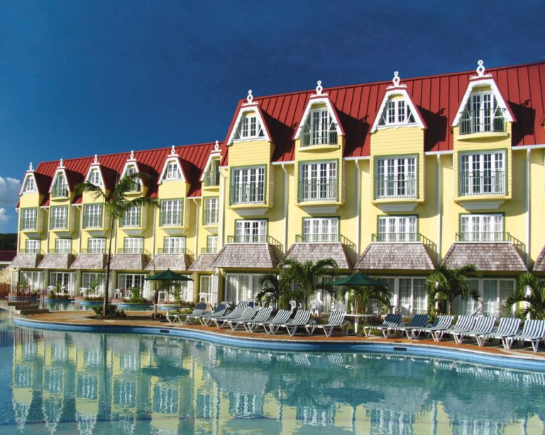 Round-Trip Airport Transfer: UVF to Coco Palm Resort – Comfort & Convenience Included