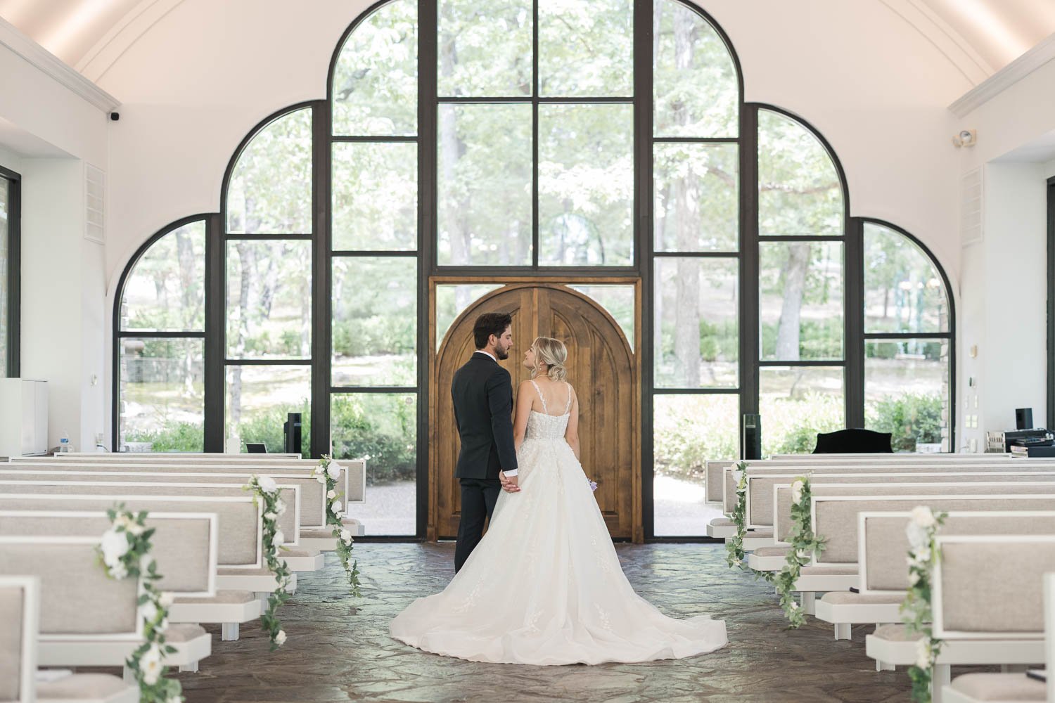 How to Choose a Wedding Venue with Great Natural Light for Photos