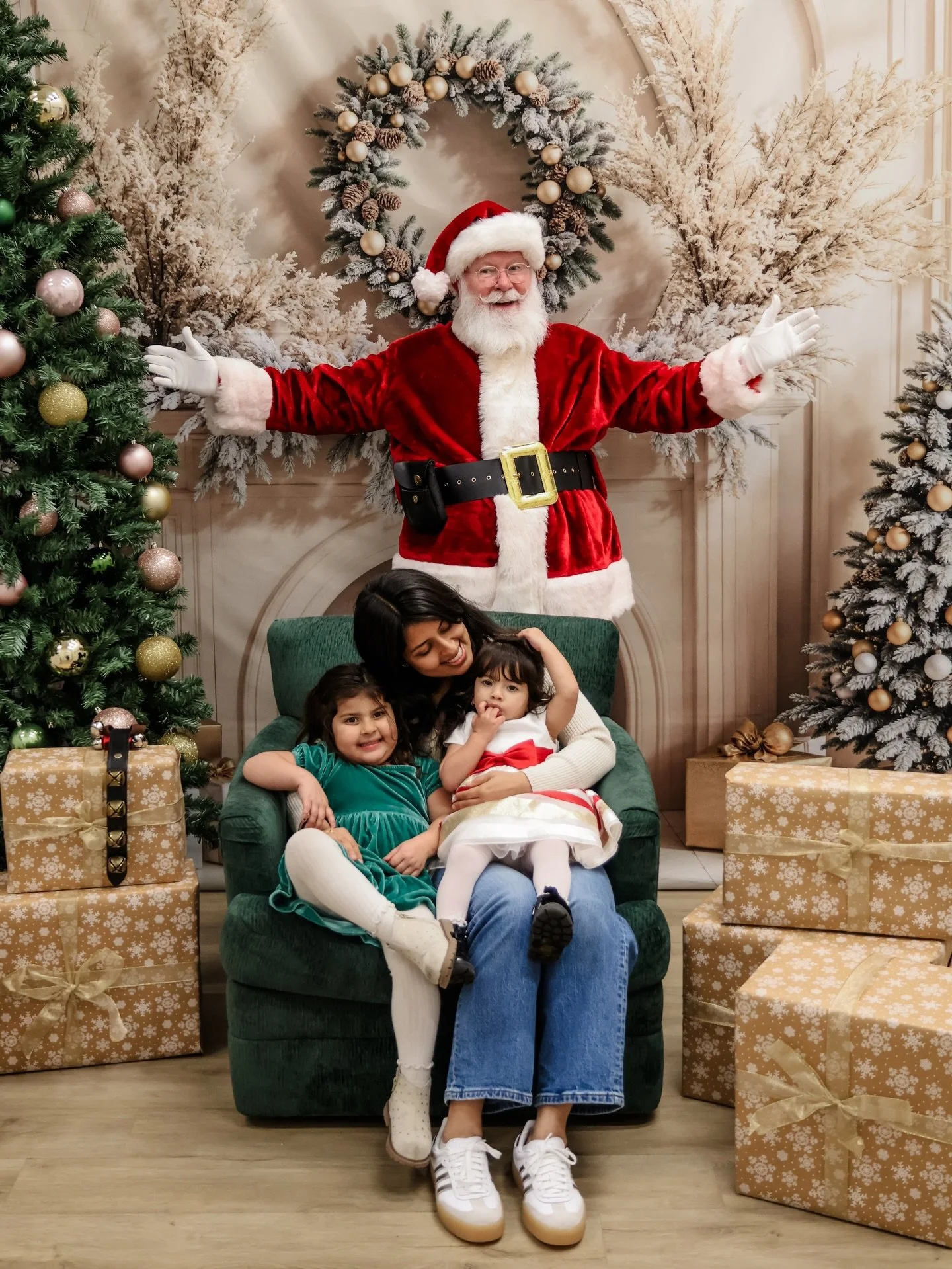 Holiday pics with the girlie pops 🎄🎅🏼🎁