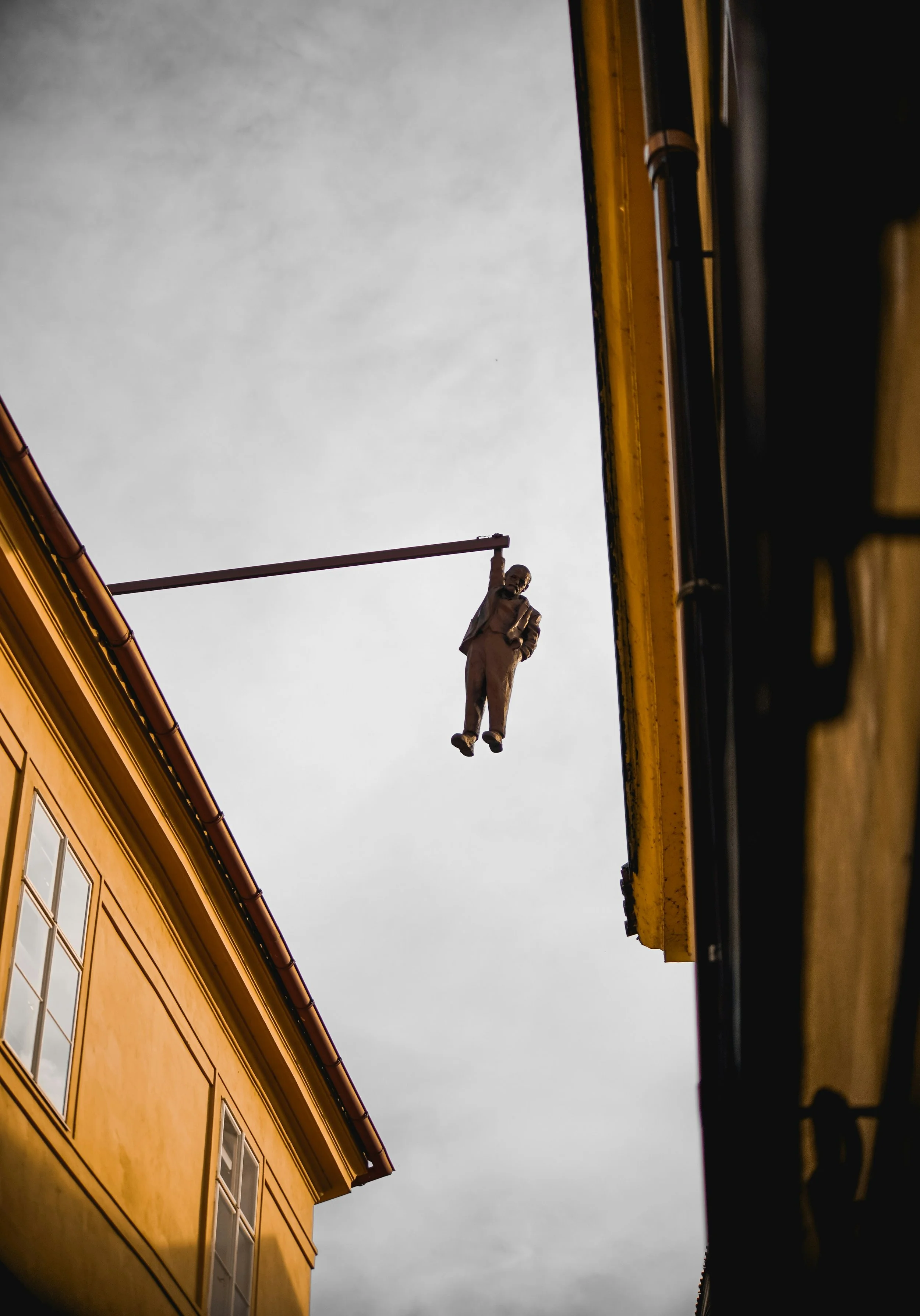 Just Hanging: A free masterclass on the mechanics of hanging