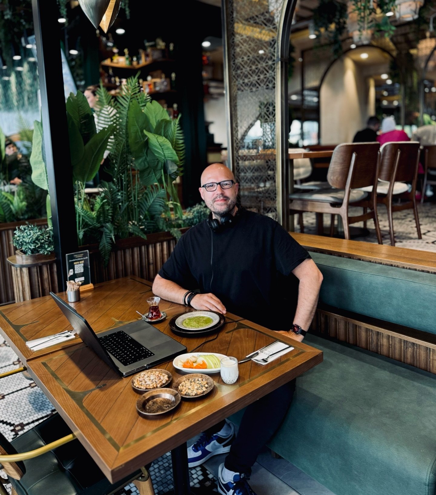 Working on a new project in Istanbul. Friendly people, amazing tea and delicious sweets! 

#schiller #istanbul #honestpeople #chai #sunshine #voyage #future #thejourneycontinues #happiness #schillermusic