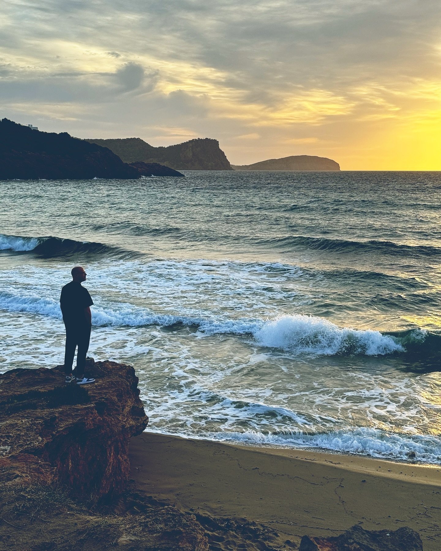 Watching the waves and contemplating. 

#schiller #ibiza #mediterranean #earlymorning #sunrise #waves #voyage #happiness #thejourneycontinues #schillermusic