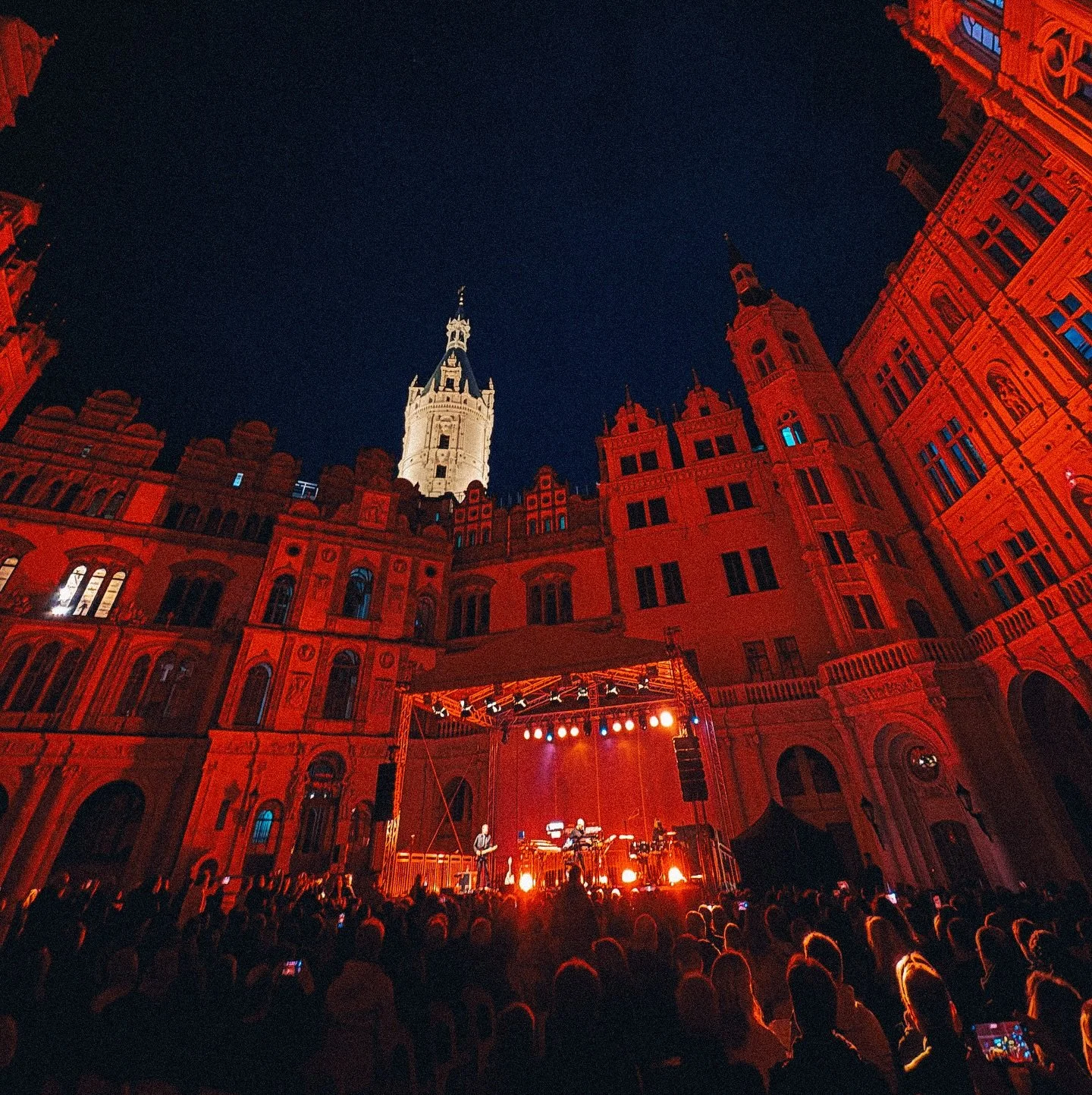 ✨🏰 What an evening!
An unforgettable concert at the iconic Schwerin Castle &ndash; the audience was absolutely phenomenal! Endless thanks to all of you! 🙌💫

We were so lucky with the weather 🌅☀️ and got to share magical moments together that will