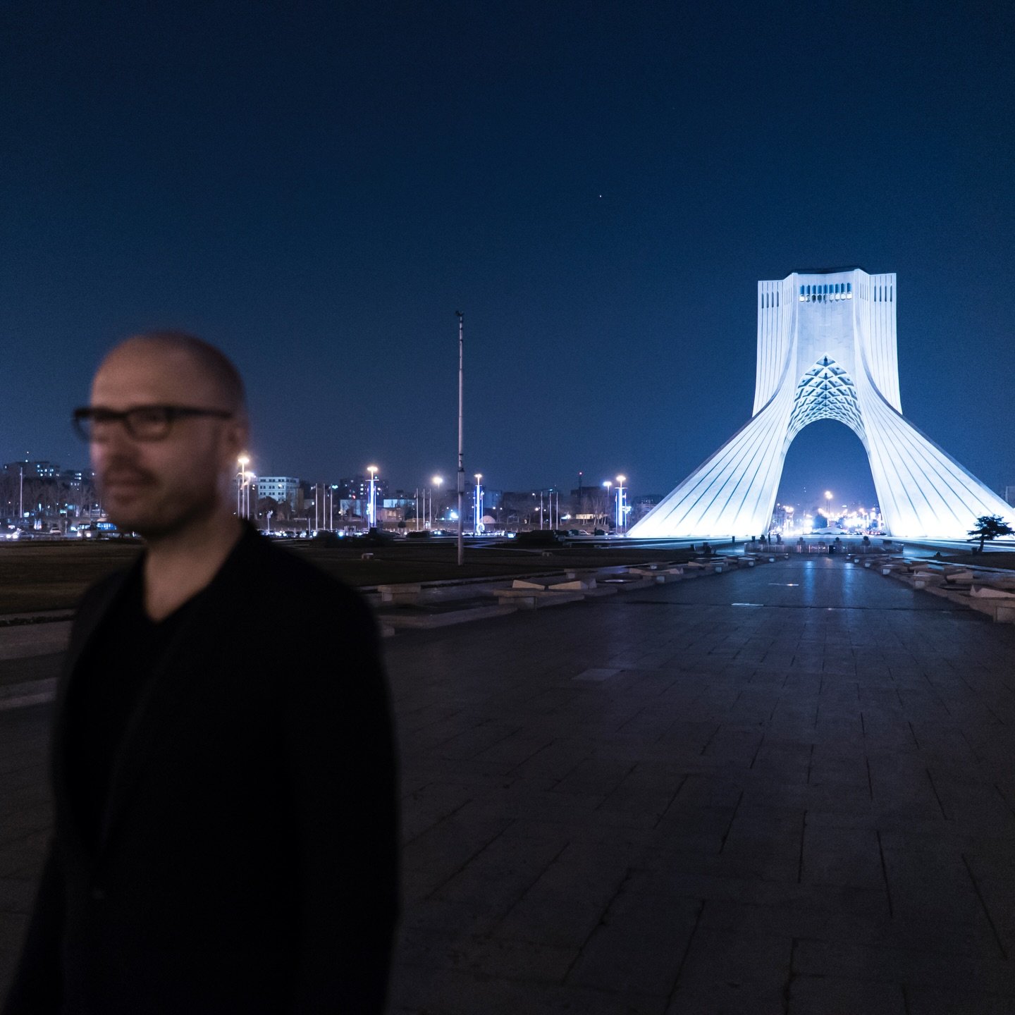 ⁨	آزادی. Freiheit. آزادی. 🫶🏻
مردم عزیز ایران،
شما مرا در آغوش گرفتید.
شما باعث شدید پوستم مورمور شود و خاطرات فراموش&zwnj;نشدنی برایم ساختید.
ما در حال کار بر روی کنسرت&zwnj;های جدیدی برای سال ۲۰۲۶ بوده&zwnj;ایم.
این کار مستلزم آن بود که در مورد هر