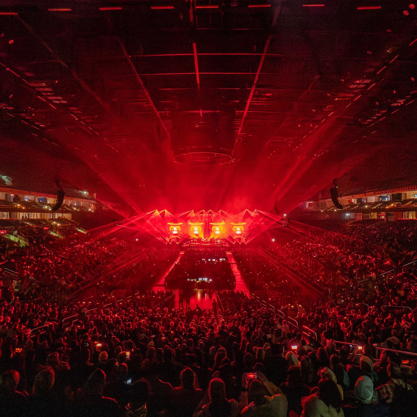 Berlin&hellip; 🇩🇪💫 What a magnificent finale. 🎤❤️&zwj;🔥
There was hardly a tour where your emotions were so palpable. 🥹💖 I felt every glance, every tear, every smile. 🌹✨
Feeling your energy in the Uber Arena was the greatest gift you could ha