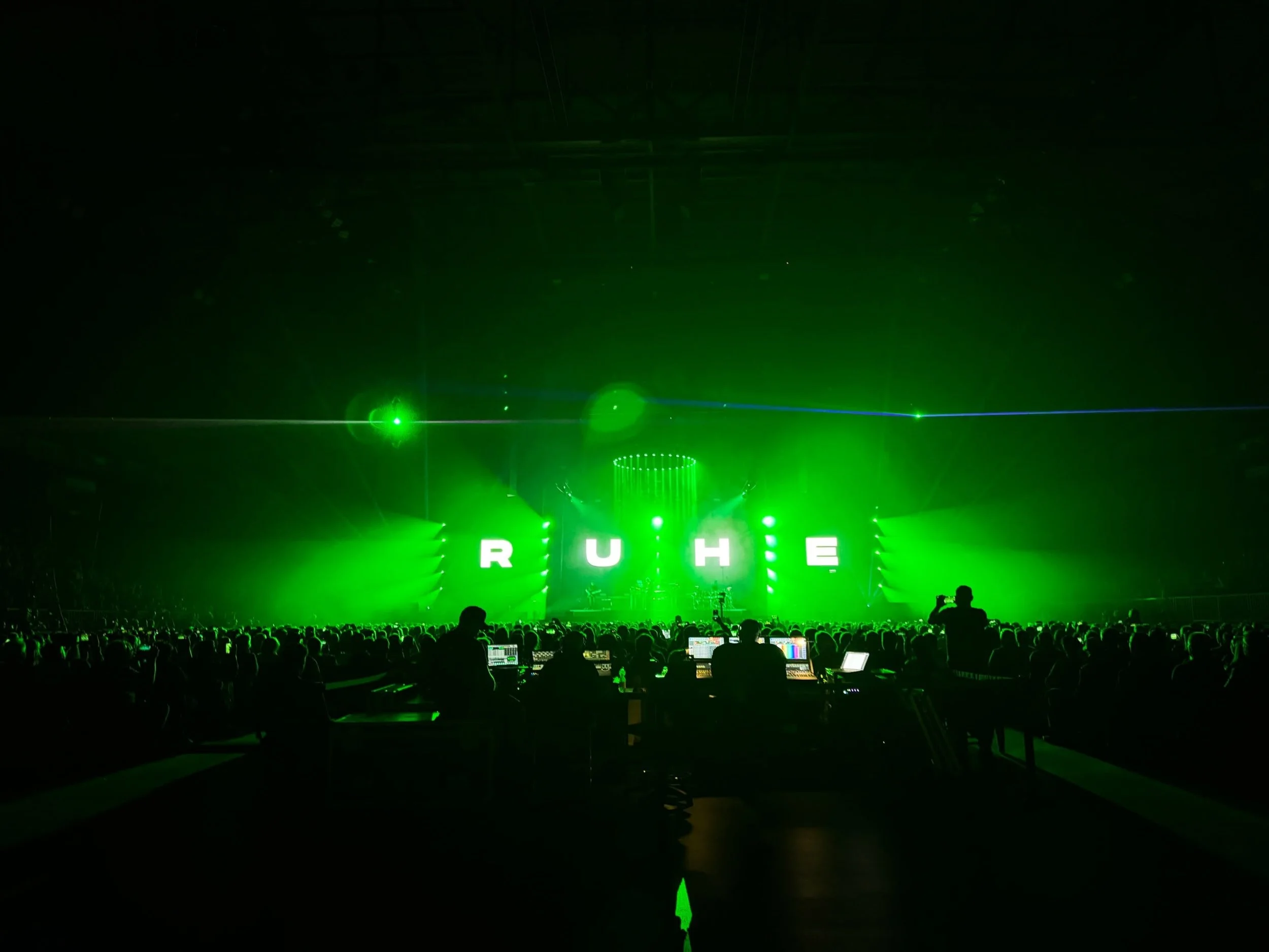 Was war das f&uuml;r ein Abend. 🎹🎶

Freitag, Barclays Arena &ndash; und der Norden hat gezeigt, wie laut, wie warm und wie euphorisch er sein kann. 🔊 Vom ersten Beat an war da diese Energie im Raum, die man nicht erkl&auml;ren kann. Man sp&uuml;rt