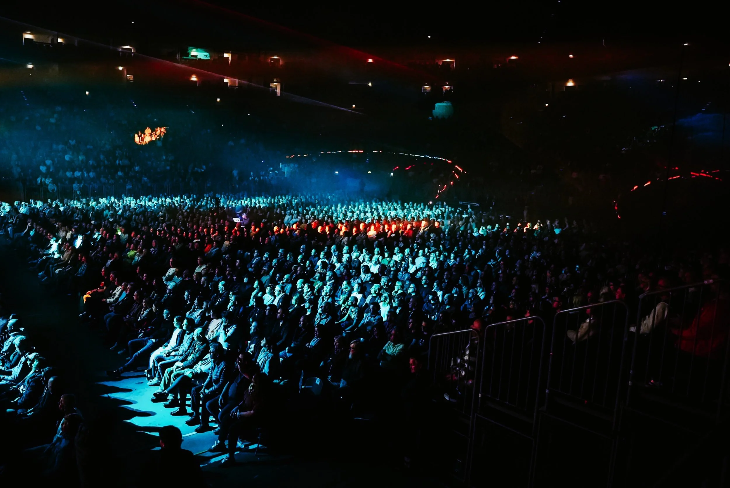 K&Ouml;LN - @lanxessarena ✨

Was f&uuml;r ein Abend. Ein Dienstag, der sich nicht wie einer angef&uuml;hlt hat. 💙

&Uuml;ber uns ein Himmel aus Lasern, darunter tausende Menschen, die jeden Ton mitgetragen haben. 🌌 In Momenten wie diesen wei&szlig;