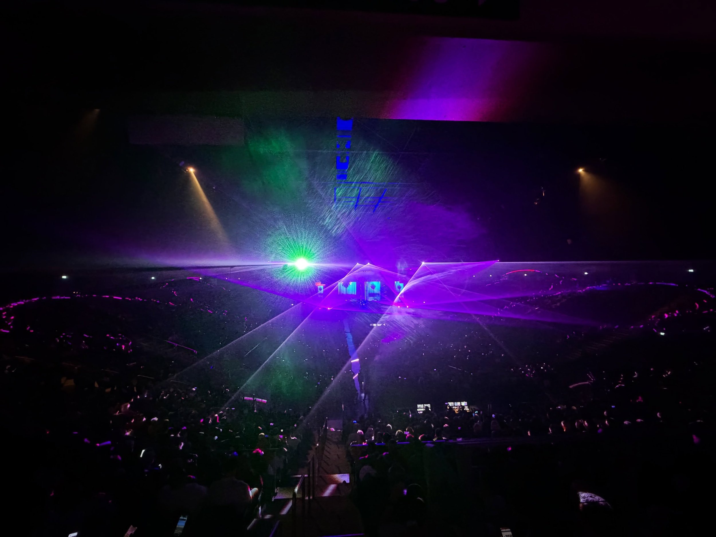 Oberhausen, ihr wart laut. Ihr wart warm. Ihr wart wunderbar. ✨🙏

Gestern hat die Arena nicht einfach nur geleuchtet &ndash; sie hat gelebt. 💫 Bis in die letzten Reihen voller Menschen, voller Bewegung, voller rheinl&auml;ndischer Freude. Genau die