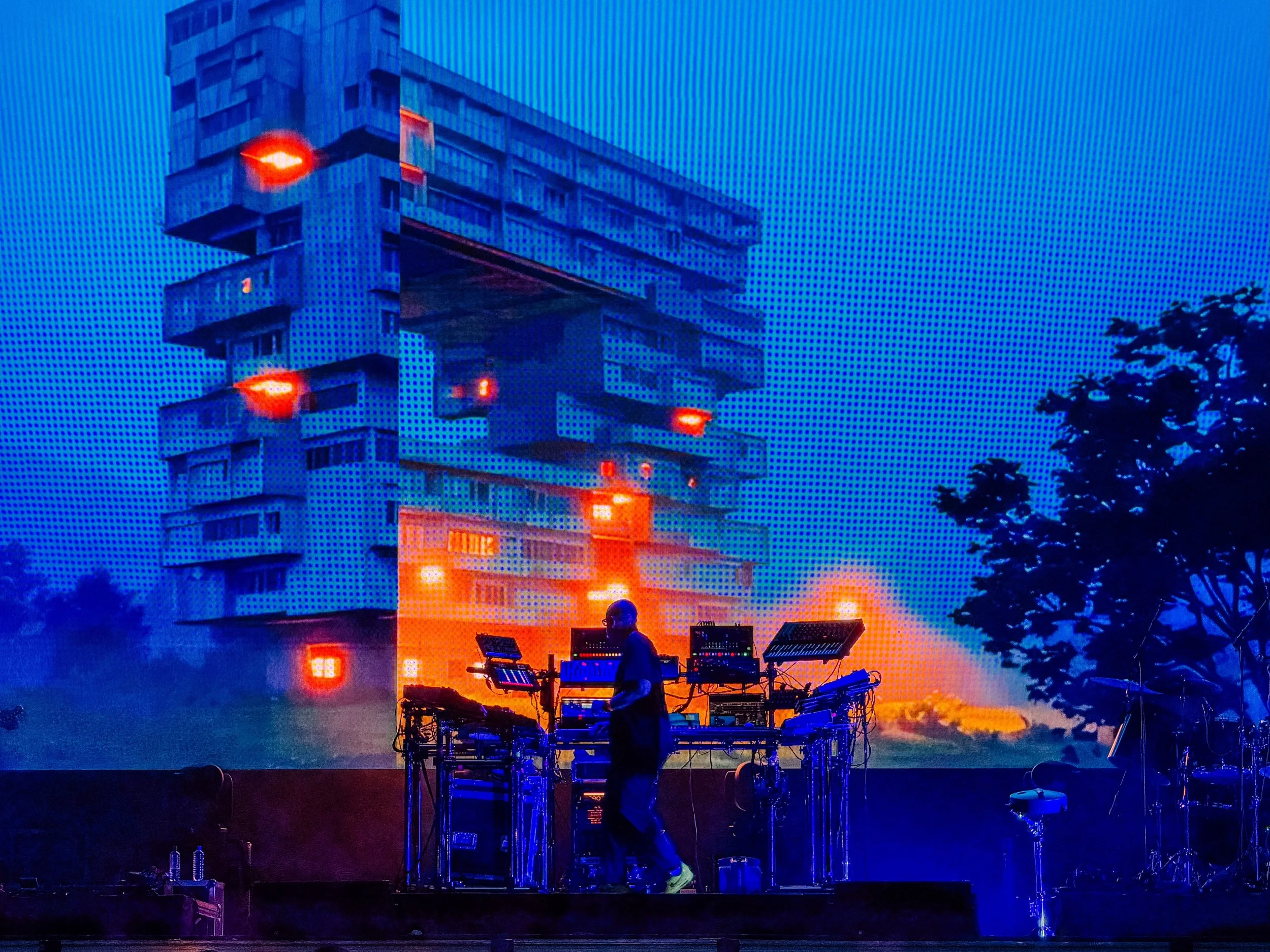 What a magical summer evening in beautiful Weimar! 🌇✨ From the bottom of our hearts: thank you for your overwhelming, phenomenal energy at Weimarhallenpark &mdash; you truly carried us! 💛

We actually started out with a severe weather warning, and 