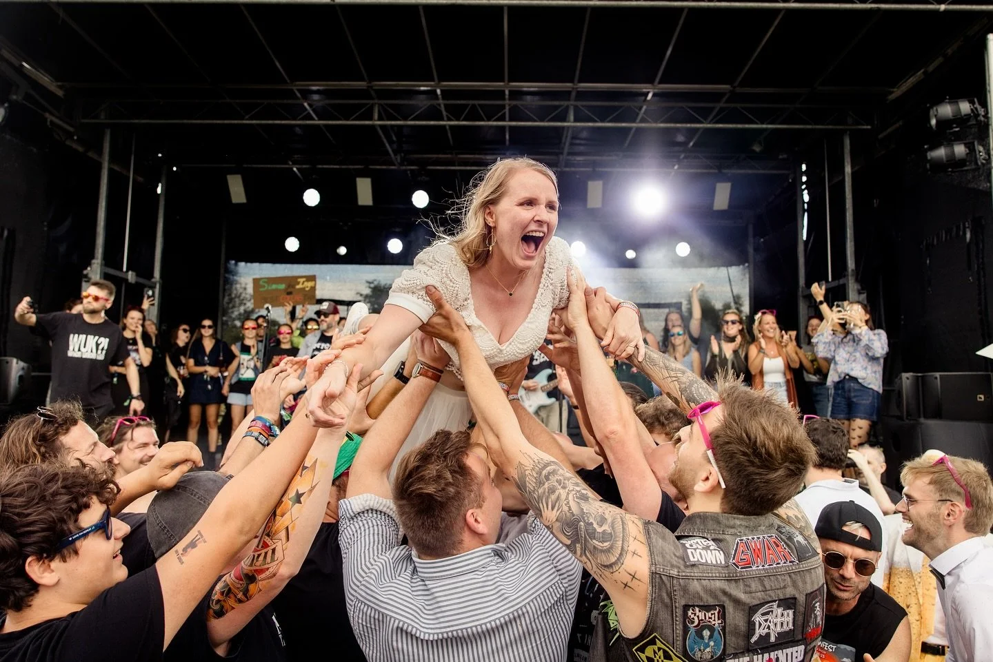 Wanneer @inge_vandorpe en @saai.mon naar mij kwamen met hun trouwplannen en dat dit een punk / metalfestival ging worden, kon ik niet hard genoeg wensen dat ik hun fotograaf mocht zijn. Dit was tijdens het eerste van 5 optredens. 
#trouwfest #weddin