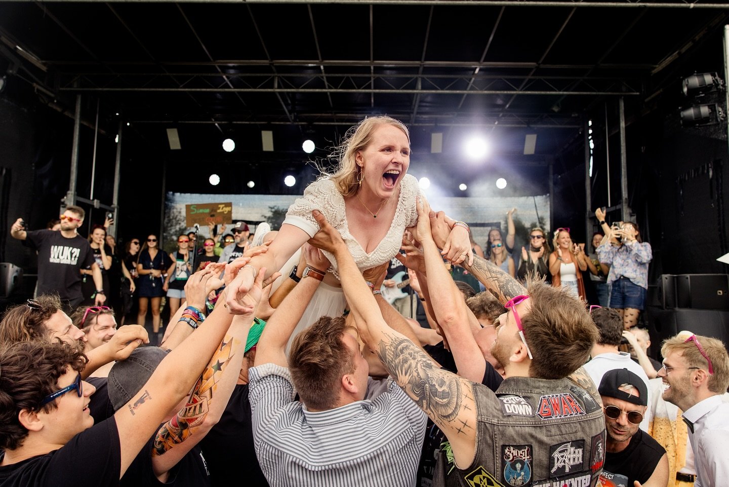 Wanneer @inge_vandorpe en @saai.mon naar mij kwamen met hun trouwplannen en dat dit een punk / metalfestival ging worden, kon ik niet hard genoeg wensen dat ik hun fotograaf mocht zijn. Dit was tijdens het eerste van 5 optredens. 

#trouwfest #weddin
