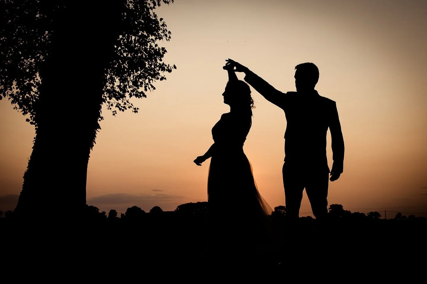 Nog even openingsdans oefenen in de avondzon terwijl de gasten van hun dessert genieten. 

L&amp;J konden dit!

@just.ordinarylife 
@domein_vossenberg 
#huwelijksfotograaf #trouwen #trouwfotograaf 
#goldenhour