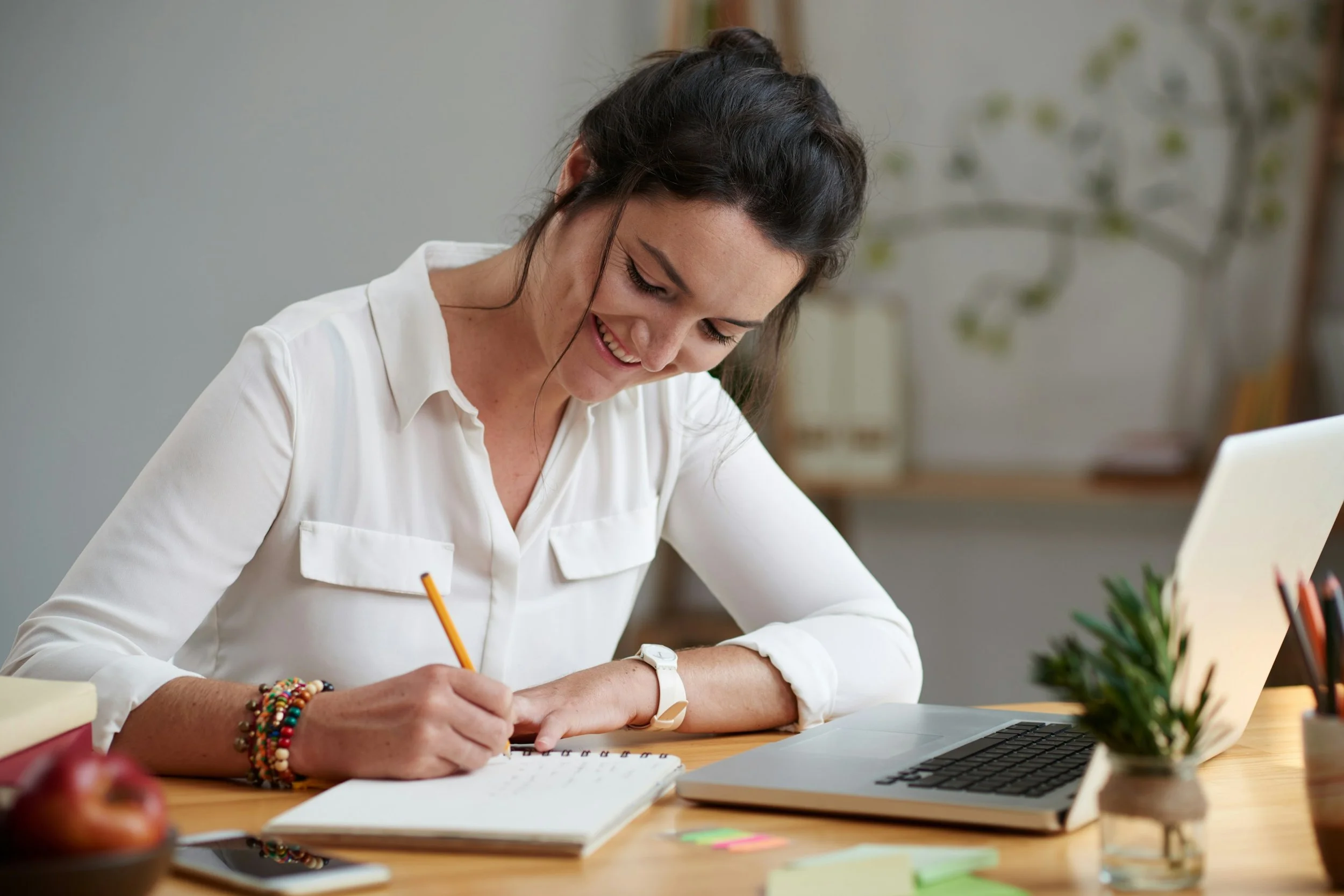 istock-537437674-tjej-skriver.jpg
