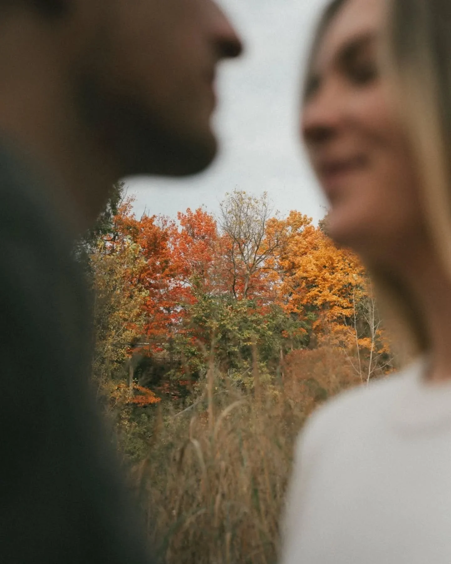 The fall color showed UP for Emily and Brad but don't let the sweaters fool you-- so did the 80 degree weather (it prepped us for their June wedding next year 😂)

I loved how they showed me their favorite park, their favorite place for drinks @lower