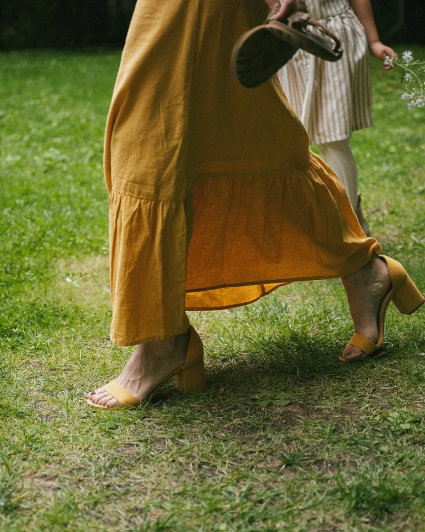 Something that I think is great about wedding photos is that they really are a time capsule for fashion, and we have the wedding guests to thank (mostly) for that. I love a good fashion moment from a wedding guest. A colorful shoe, a bold shirt, the 