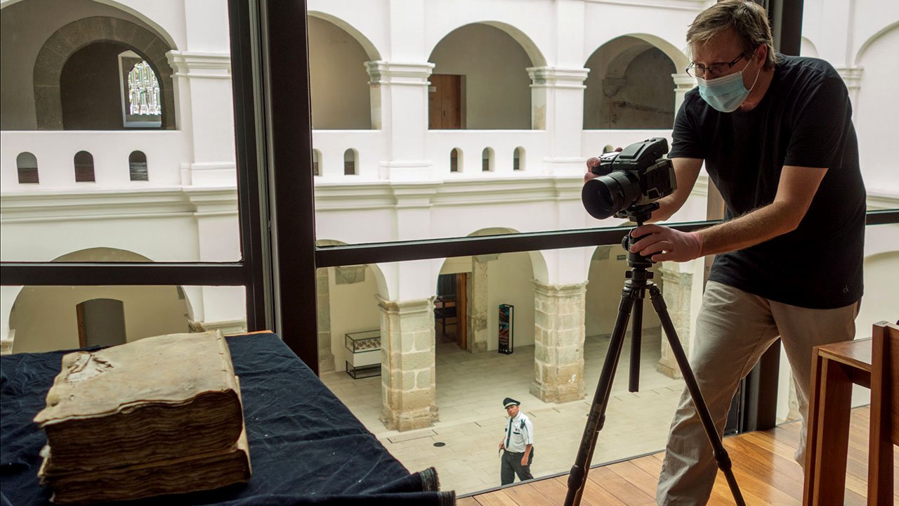 Photographing_books.jpg