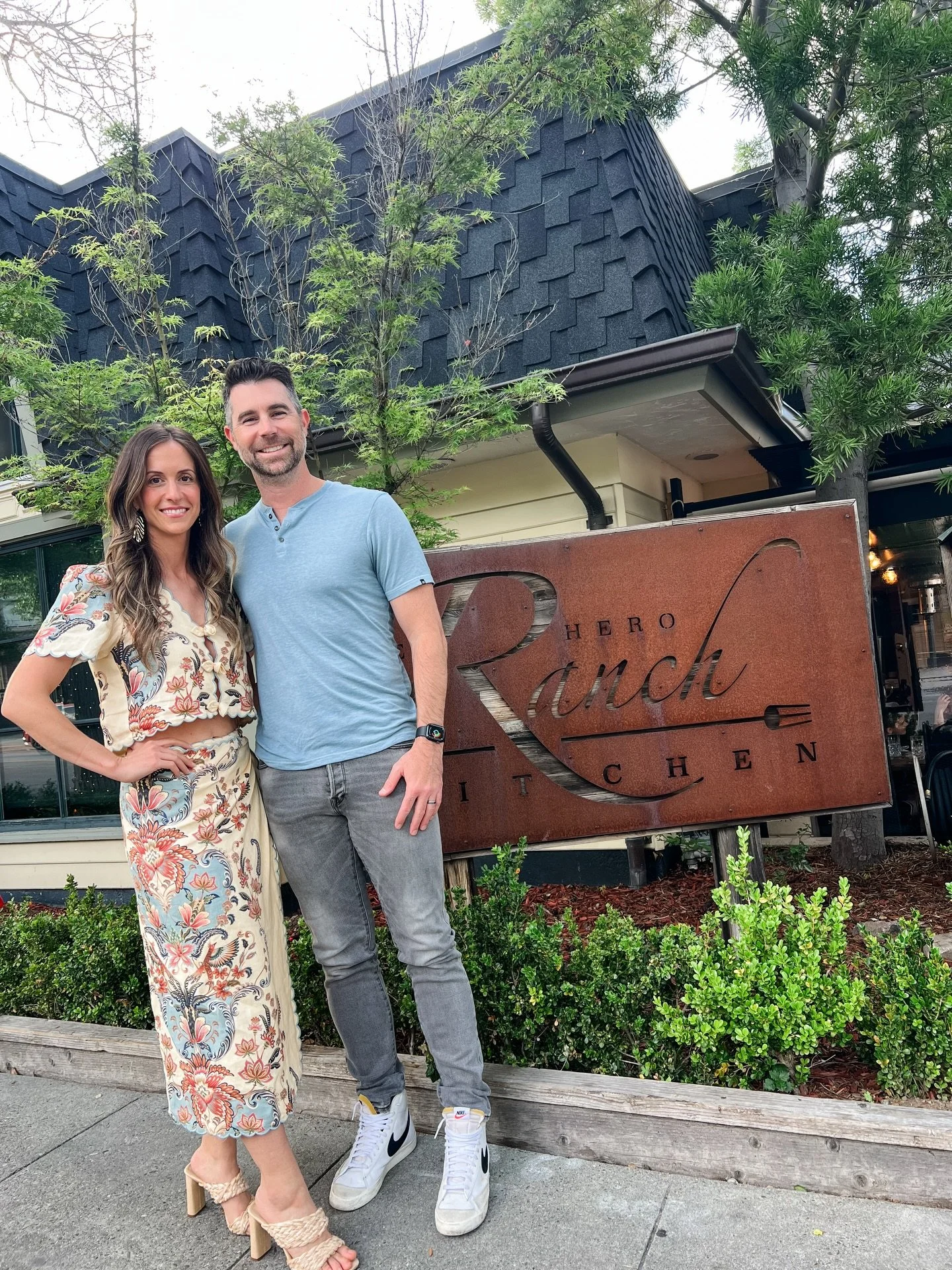 Date night with my favorite guy 🤍
&hellip;and a little reminder that you don&rsquo;t have to &ldquo;eat perfectly&rdquo; to feel good
As a functional nutritionist, this is what I actually focus on when we go out:
&ndash; I build my plate around prot