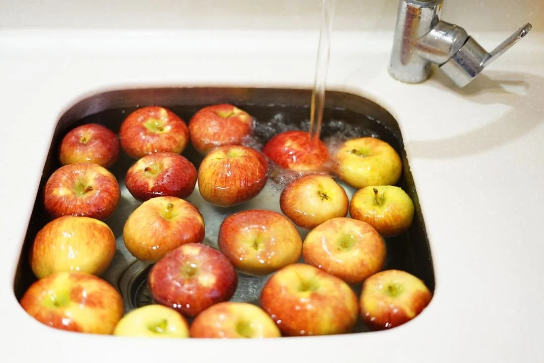apples in a sink full of water